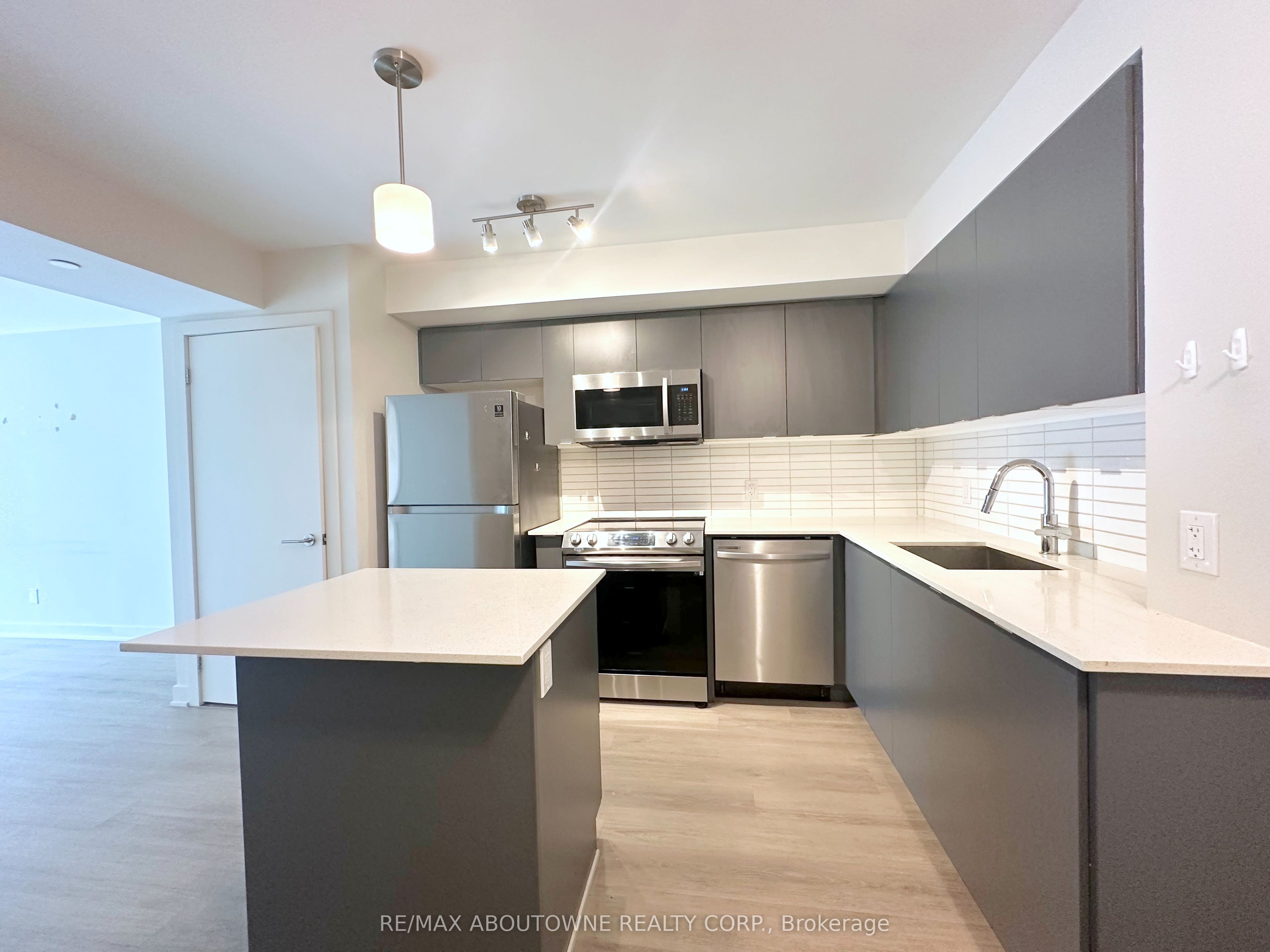 3385 Dundas Street W 303, Toronto, ON M6S 2S2 photo 4