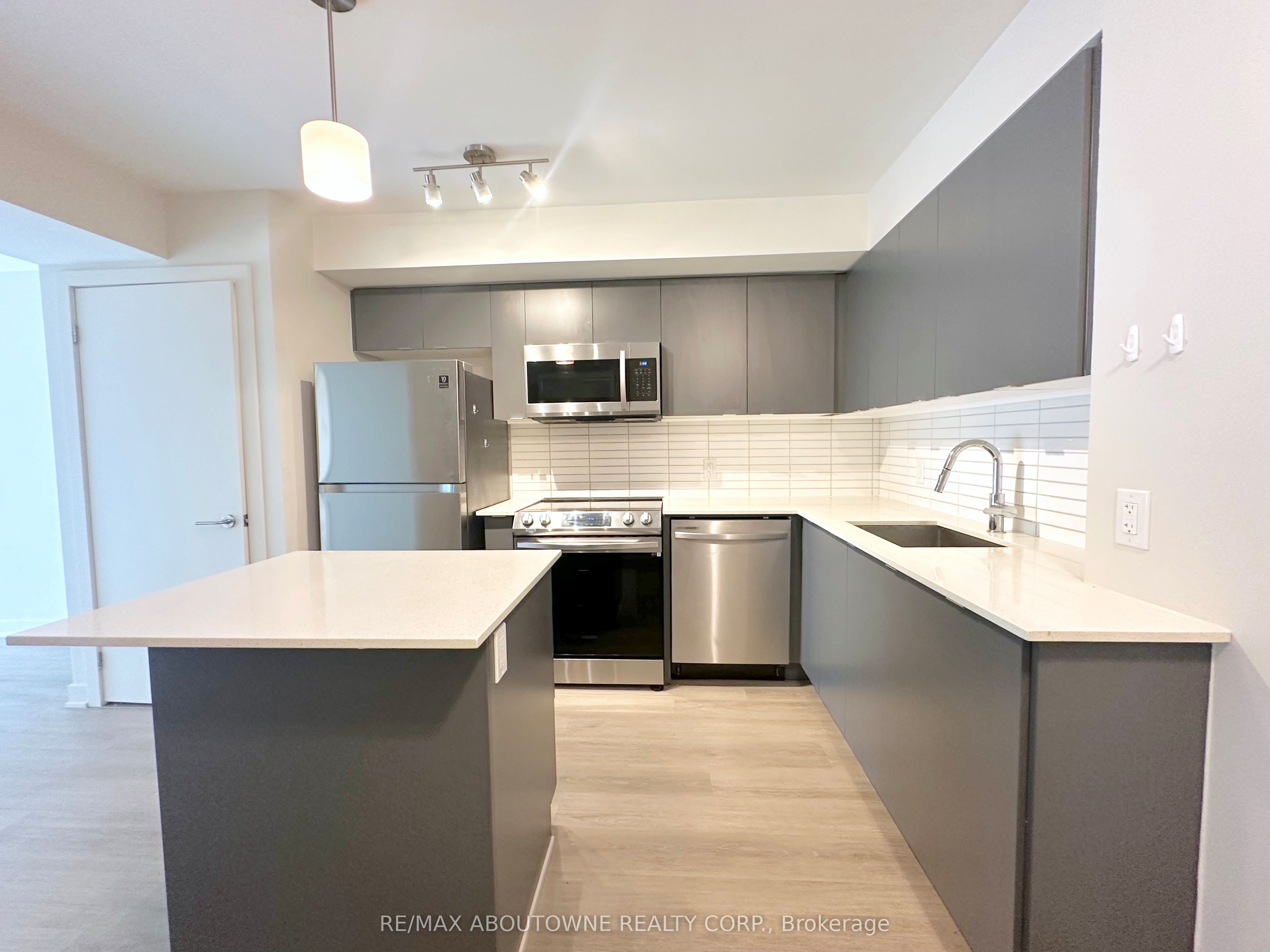 3385 Dundas Street W 303, Toronto, ON M6S 2S2 photo 5