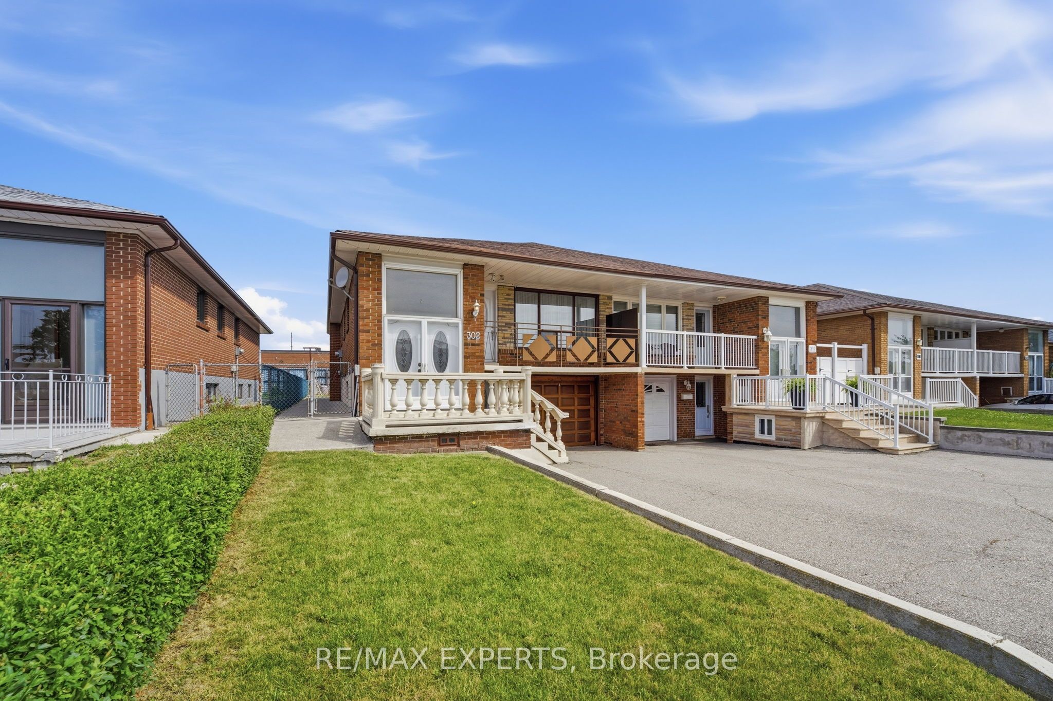 302 Hullmar Drive, Toronto, ON M3N 2G1 photo 2