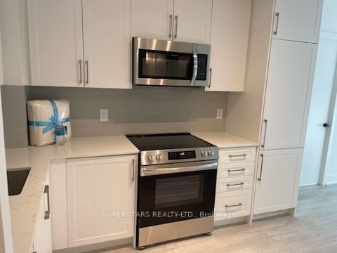 2450 Old Bronte Road 421, Oakville, ON L6M 5P6 photo 2
