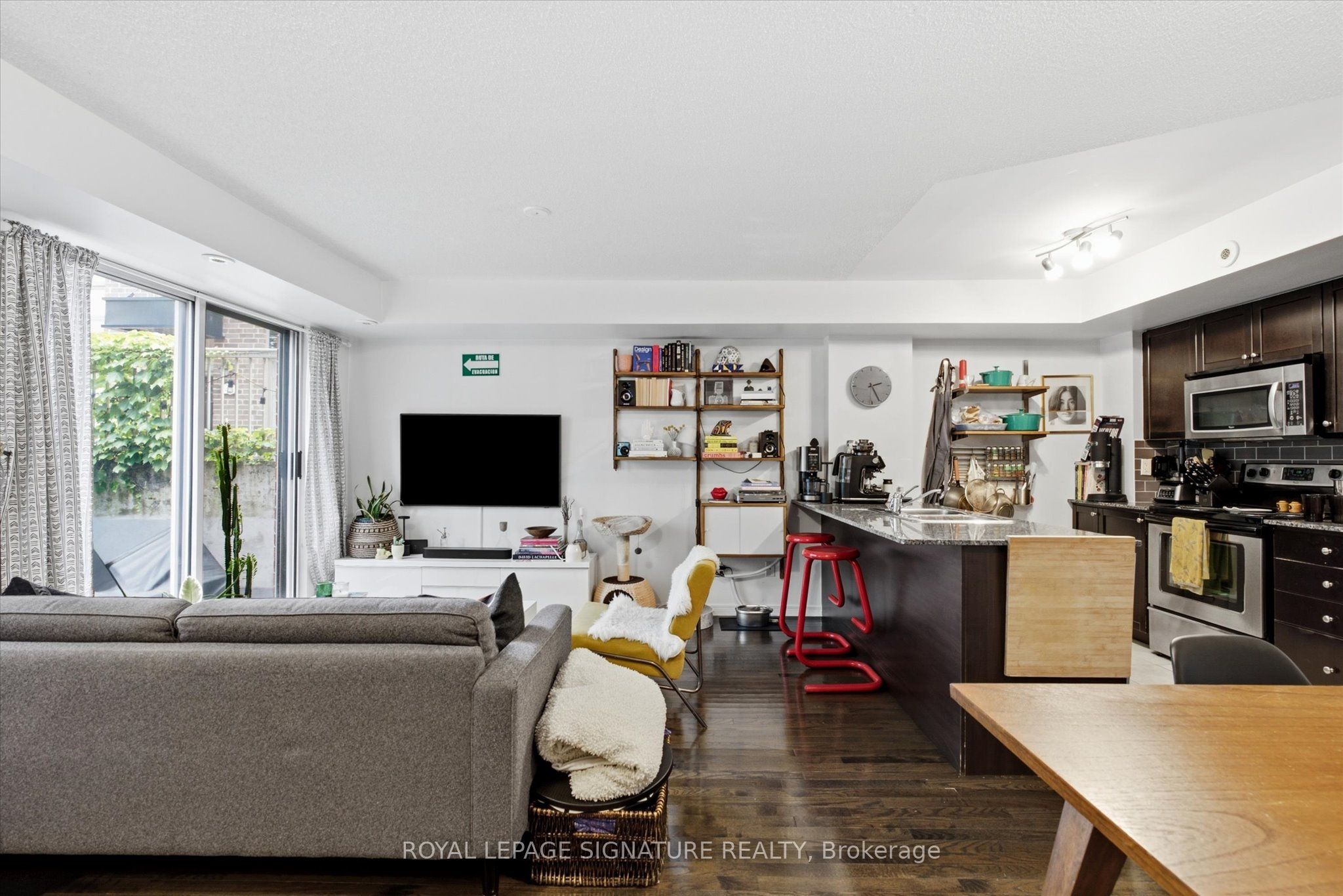 5 Elsie Lane TH135, Toronto, ON M6P 3N3 photo 2