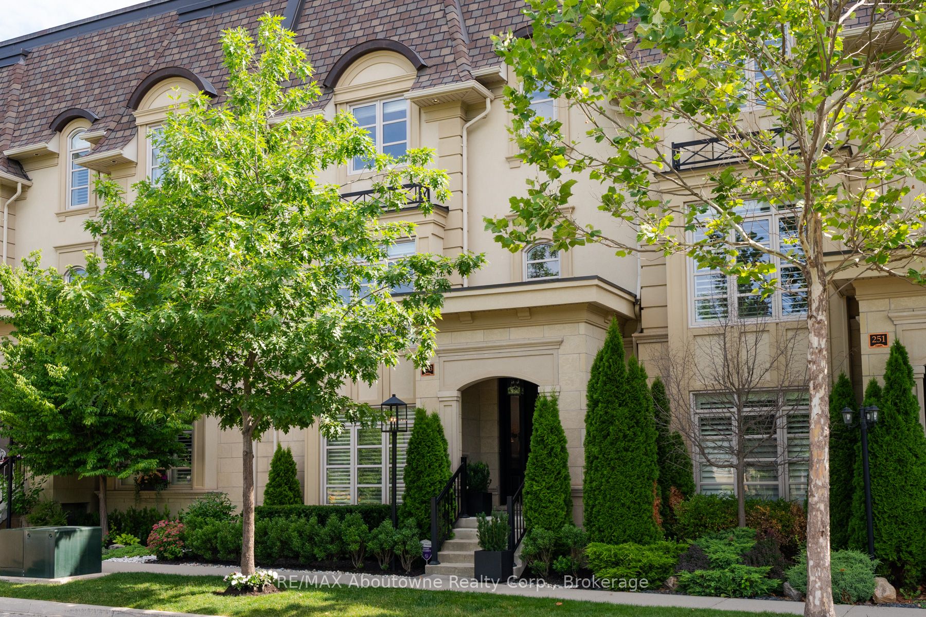 253 Hanover Street, Oakville, ON L6K 0H3 photo 2