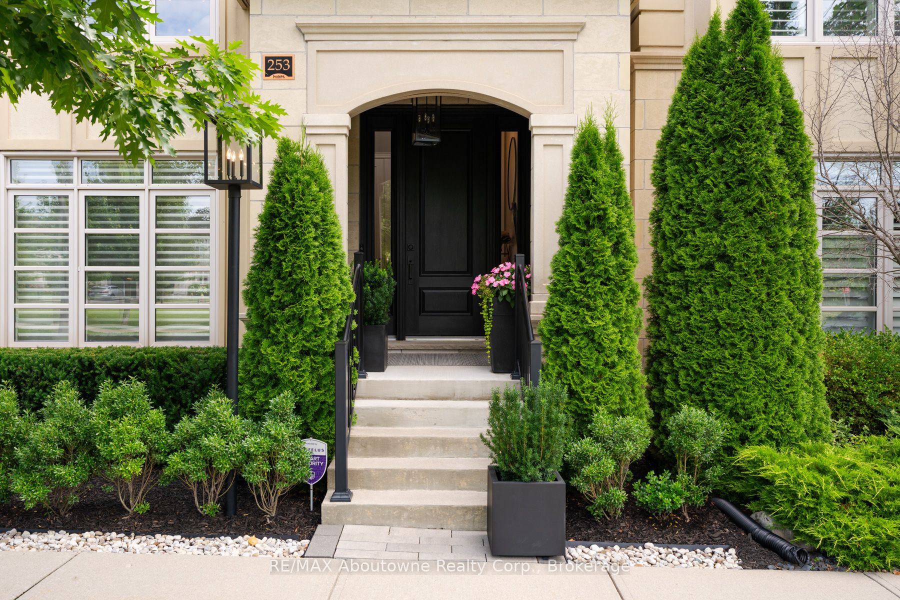 253 Hanover Street, Oakville, ON L6K 0H3 photo 3