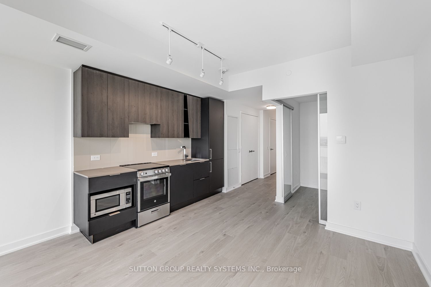 3900 Confederation Parkway 1307, Mississauga, ON L5B 0M3 photo 5