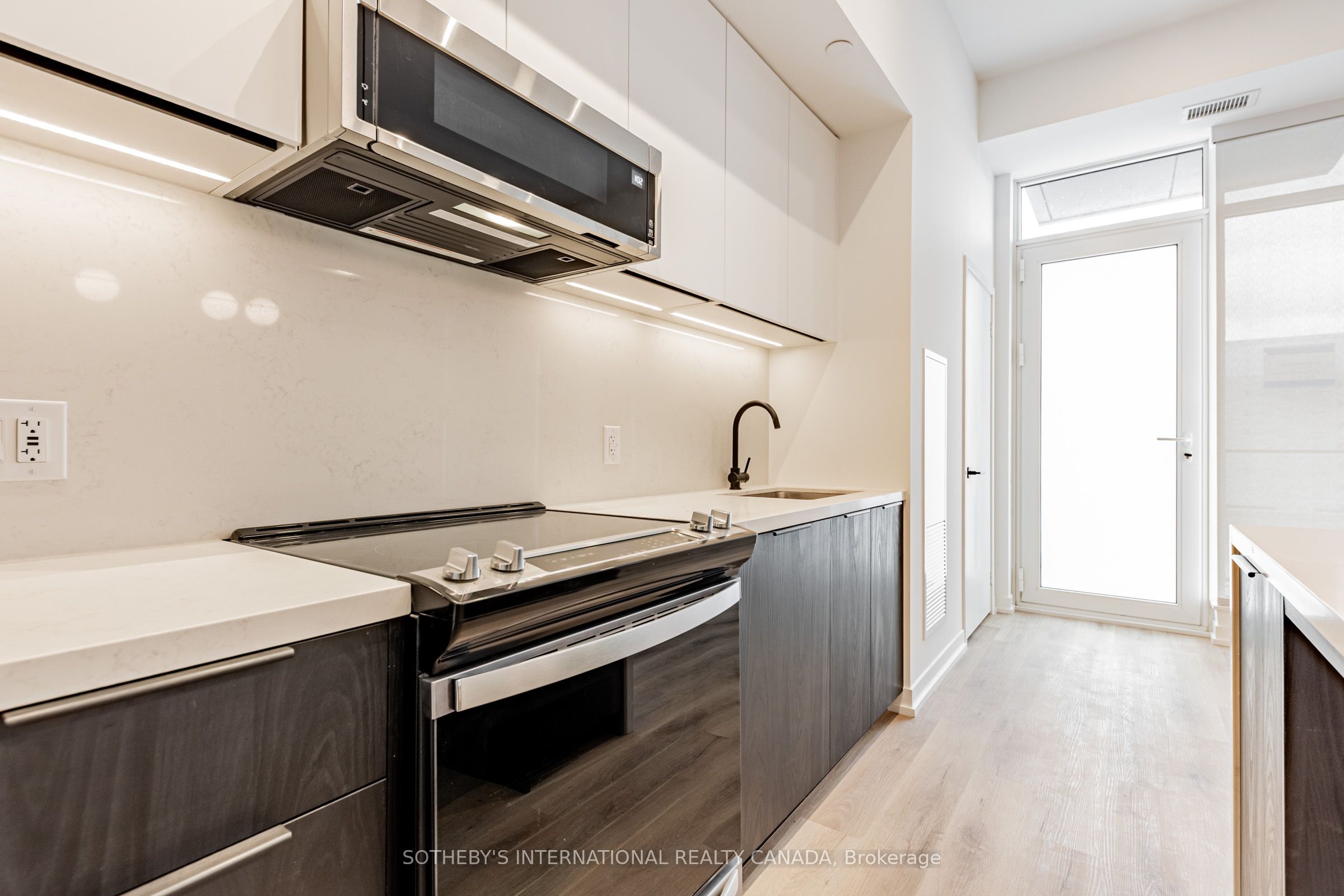 31 York Garden Way 104, Toronto, ON M6A 2V1 photo 4
