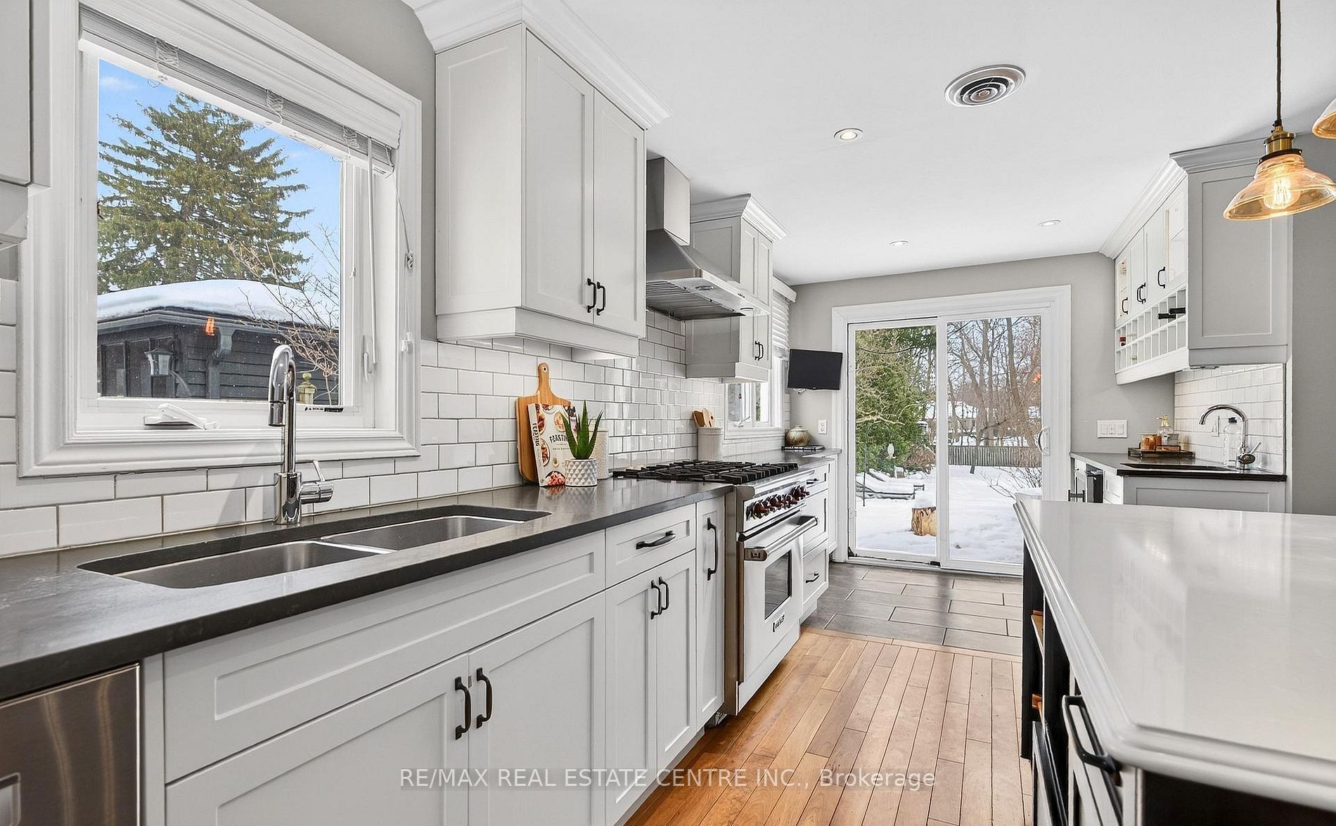 582 Cedar Avenue, Burlington, ON L7T 2R2 photo 4