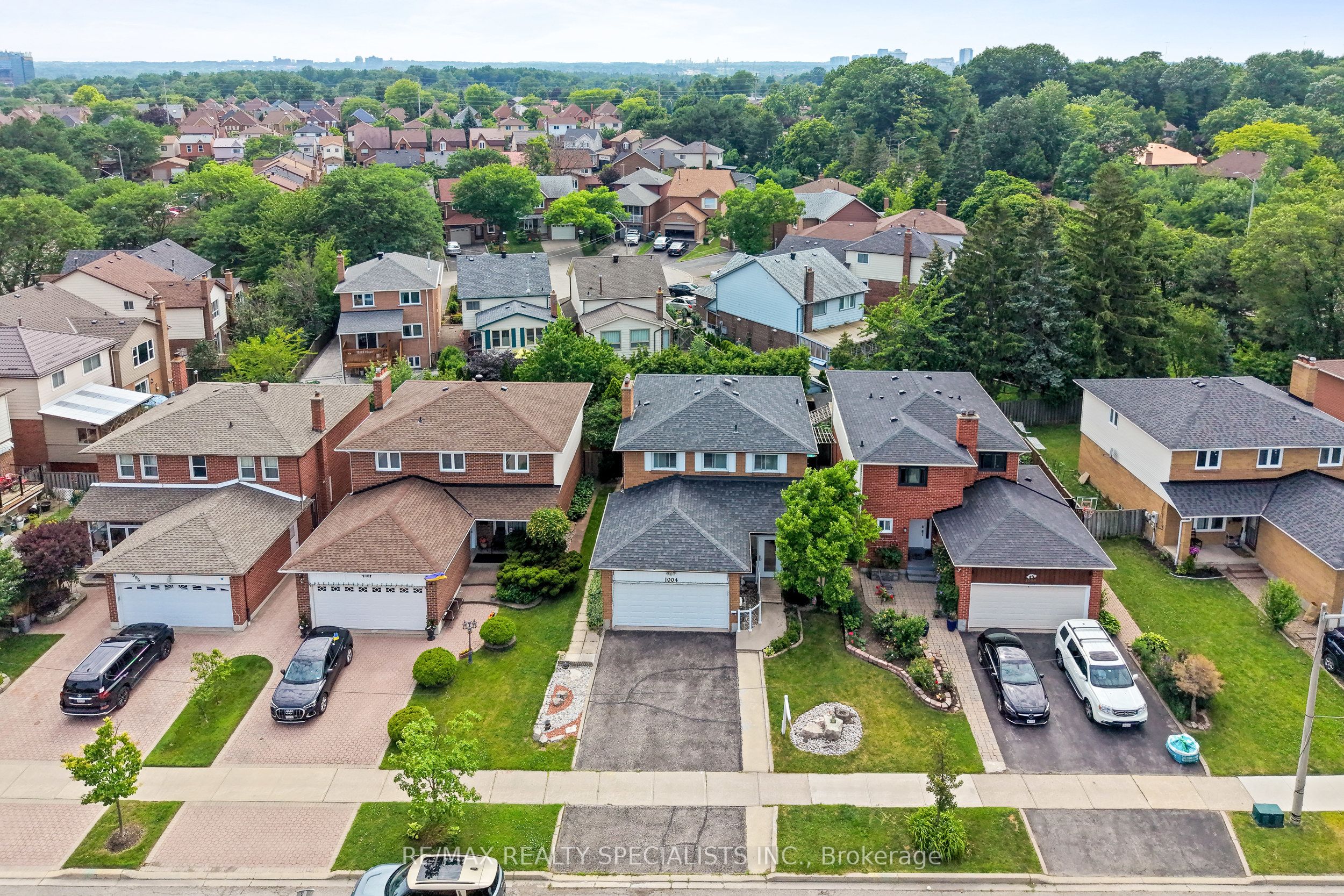 1004 Queensbridge Drive, Mississauga, ON L5C 3R1 photo 2