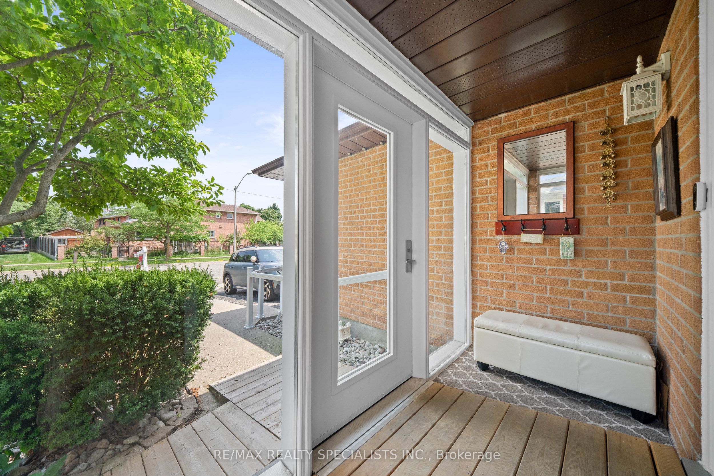 1004 Queensbridge Drive, Mississauga, ON L5C 3R1 photo 3