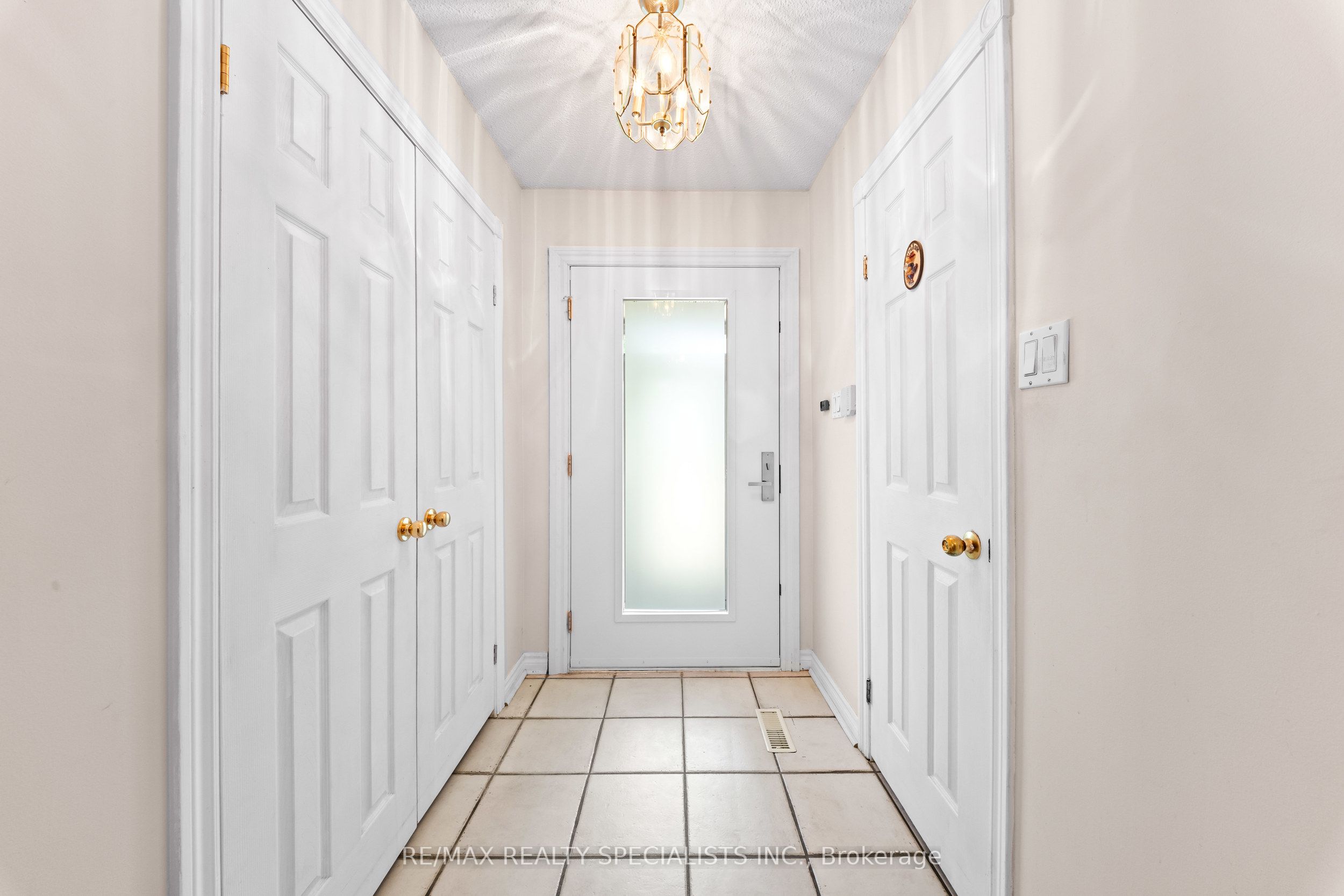 1004 Queensbridge Drive, Mississauga, ON L5C 3R1 photo 4