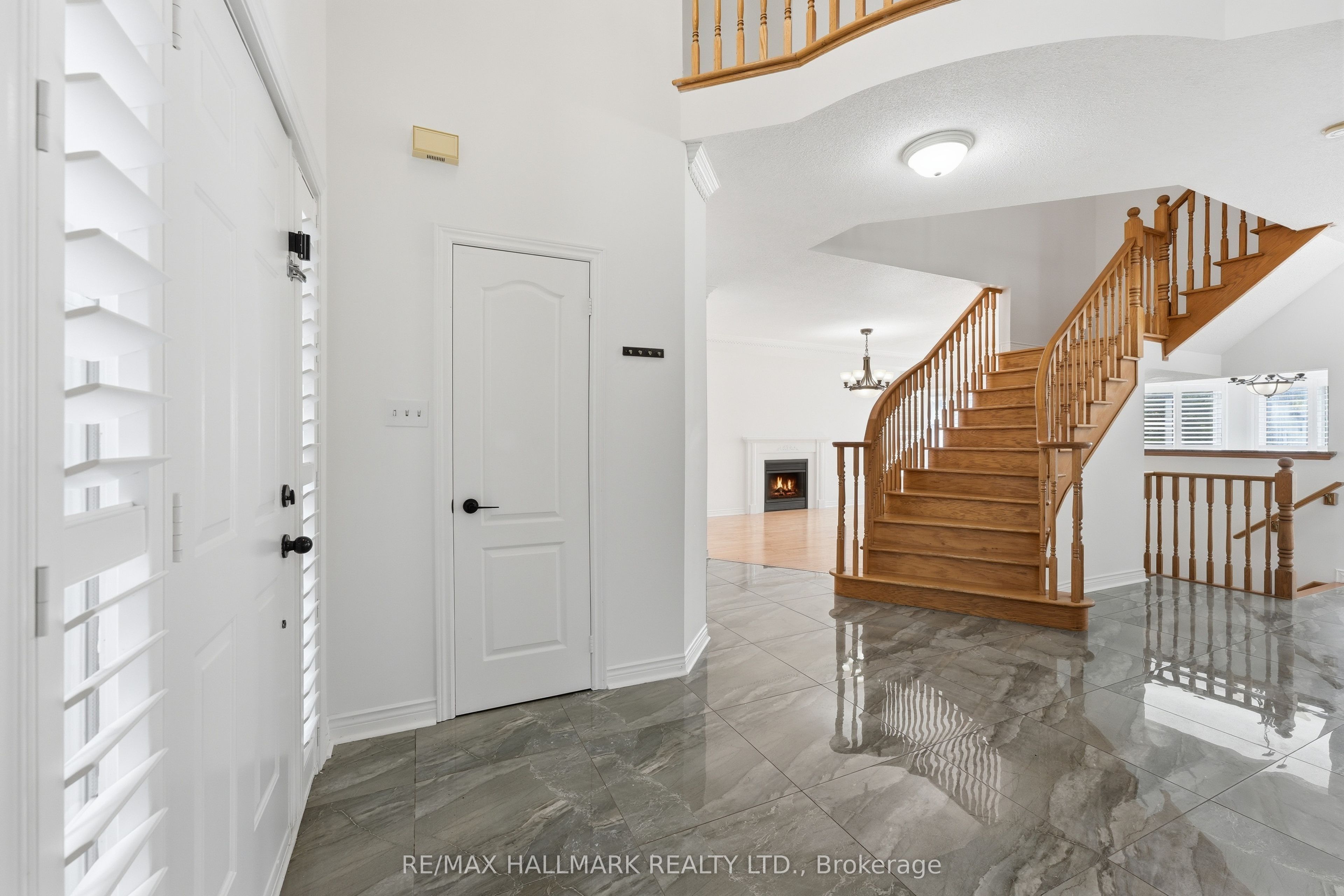 2013 Rosemount Crescent, Oakville, ON L6M 3A5 photo 2