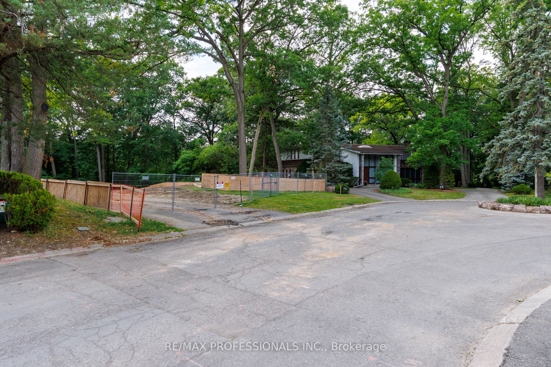 10 Woodmere Court, Toronto, ON M9A 3J1 photo 3