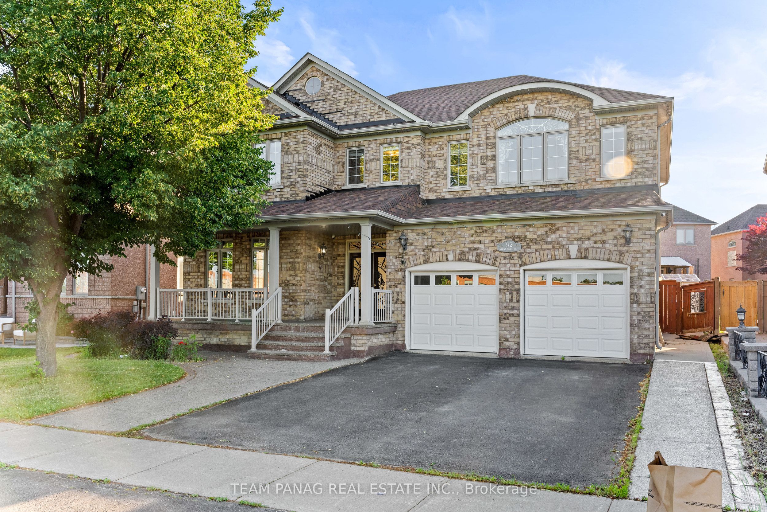52 Mount Royal Circle, Brampton, ON L6P 2K4 photo 2