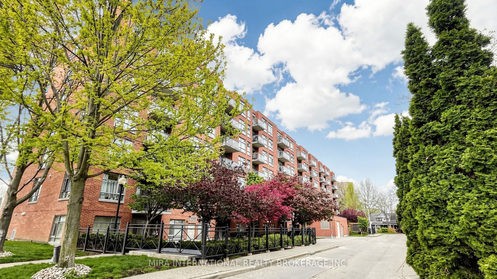 2495 Dundas Street W 614, Toronto, ON M6P 1X4 photo 2