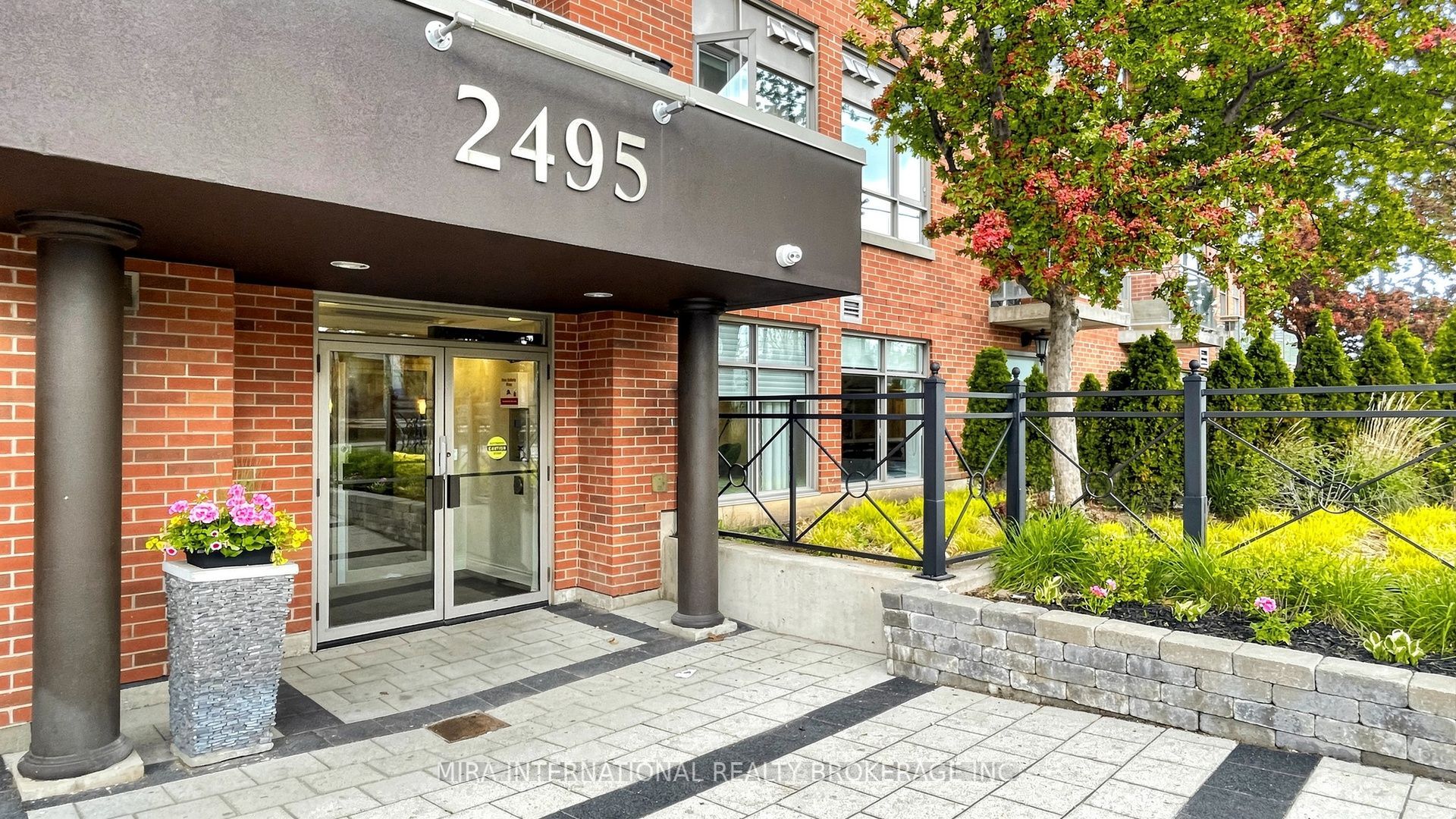 2495 Dundas Street W 614, Toronto, ON M6P 1X4 photo 5
