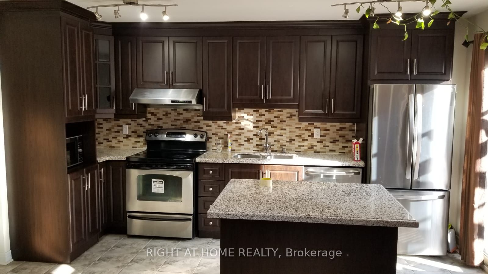 630 Leatherleaf Drive, Mississauga, ON L4Z 3Z1 photo 5