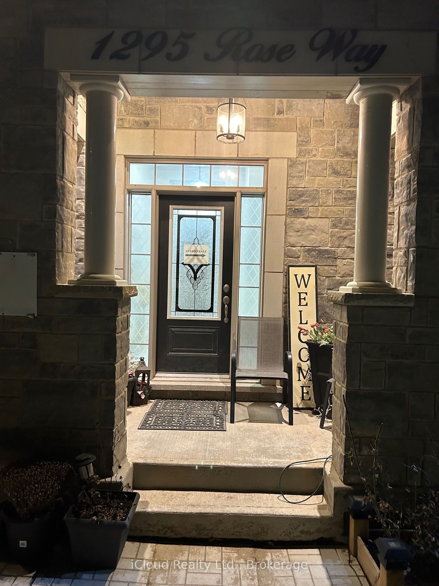 1295 Rose Way W, Milton, ON L9E 1M2