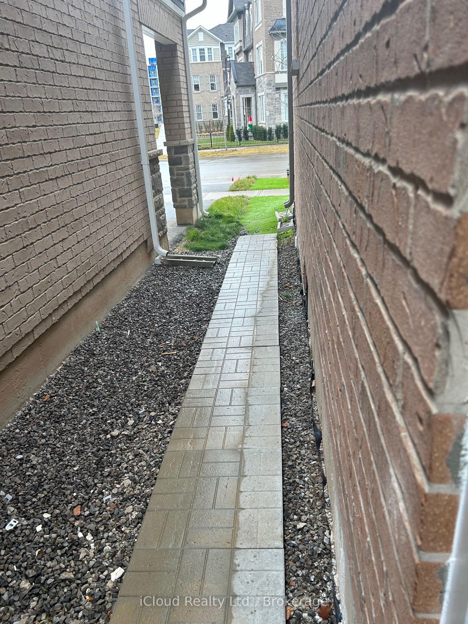 1295 Rose Way W, Milton, ON L9E 1M2 photo 3