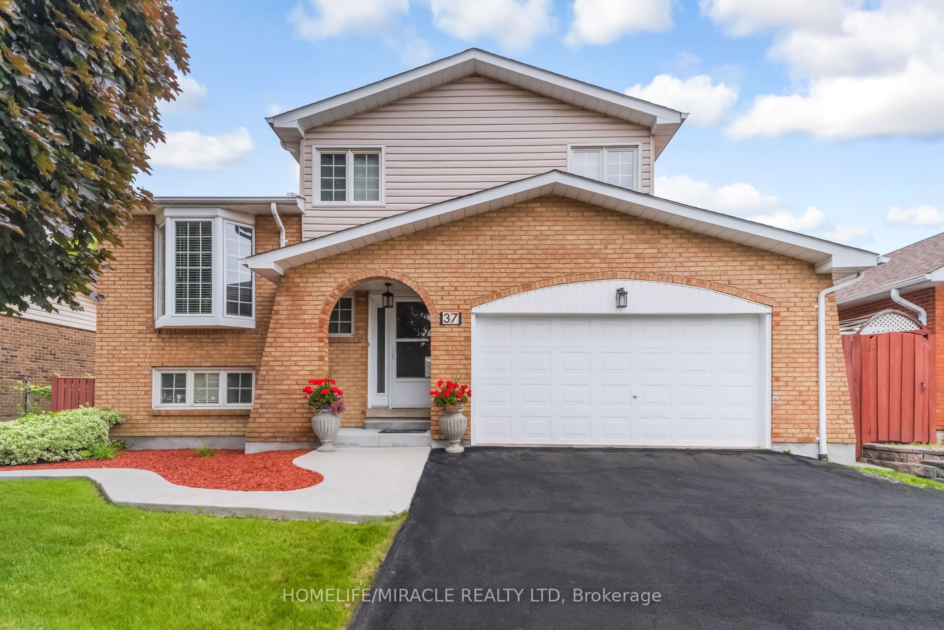 37 Blackthorn Lane, Brampton, ON L6V 3K7 photo 2