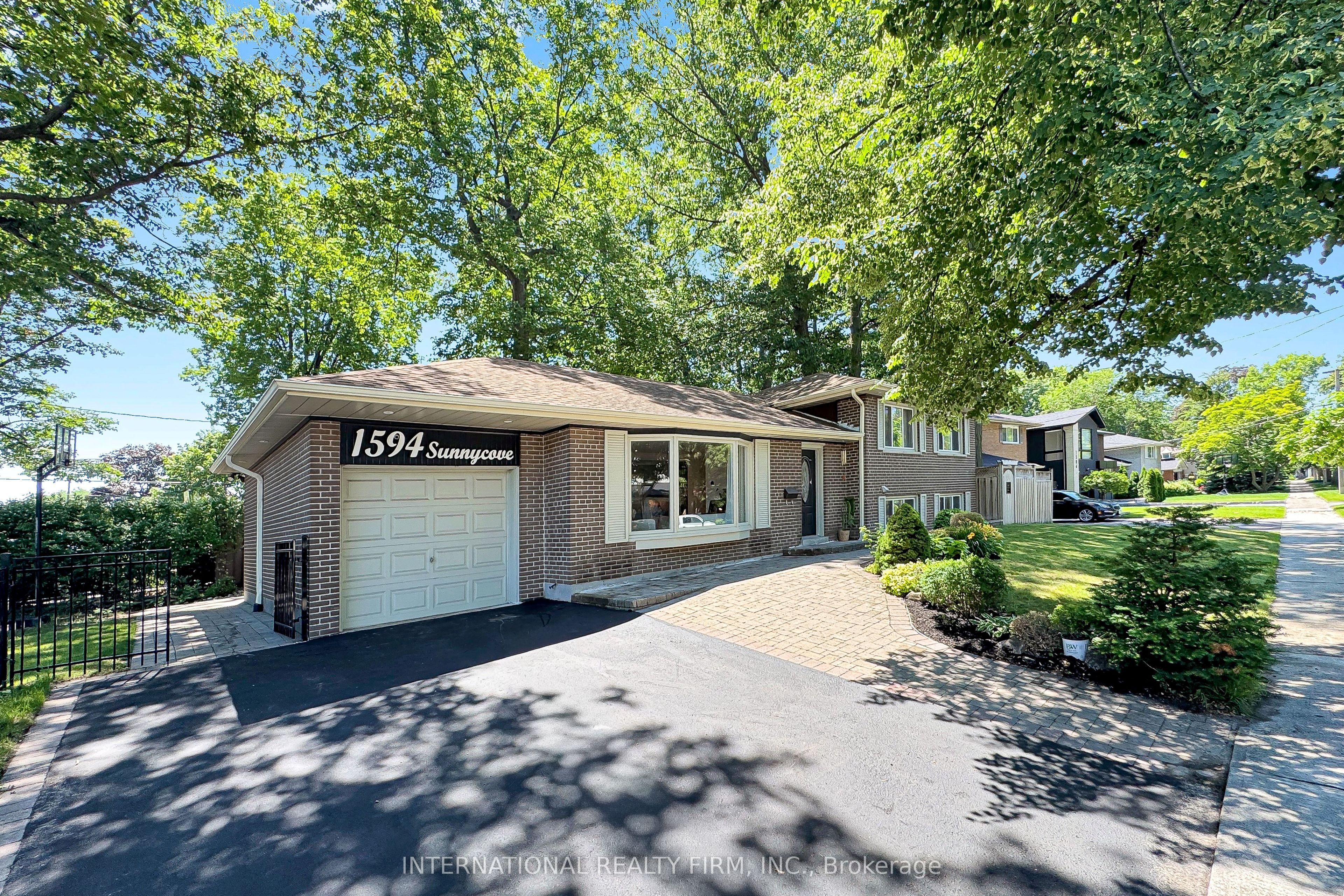 1594 Sunnycove Drive, Mississauga, ON L4X 1B5 photo 2