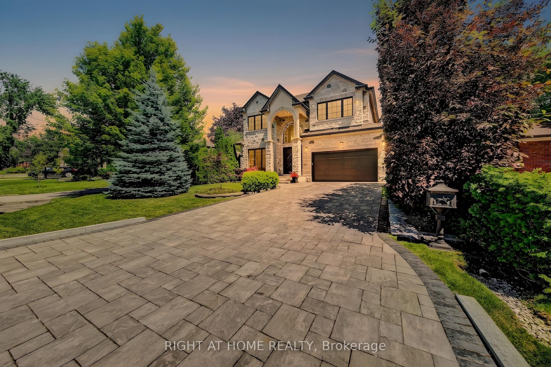 484 Avonwood Drive, Mississauga, ON L5G 1Y9 photo 2