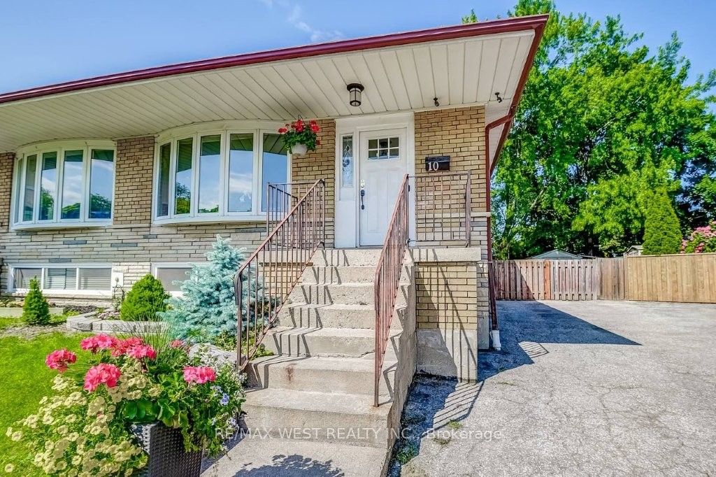 10 Rima Court, Toronto, ON M9C 4C8