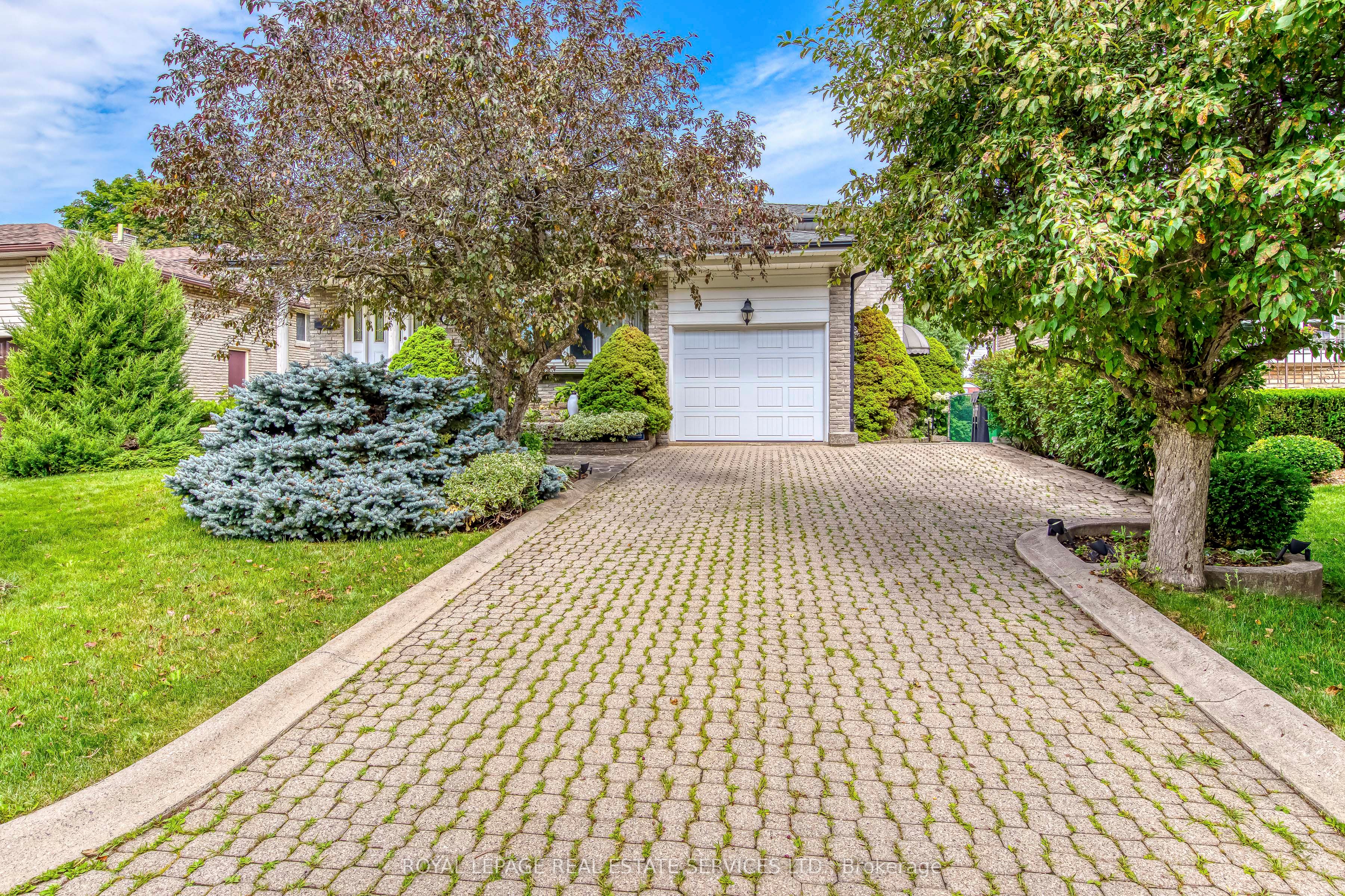 14 Governor Grove Crescent, Brampton, ON L6Y 1A6 photo 2
