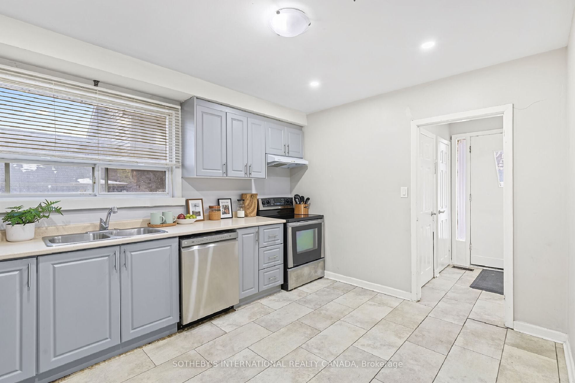 957 Beechwood Avenue upper, Mississauga, ON L5G 4E3 photo 2