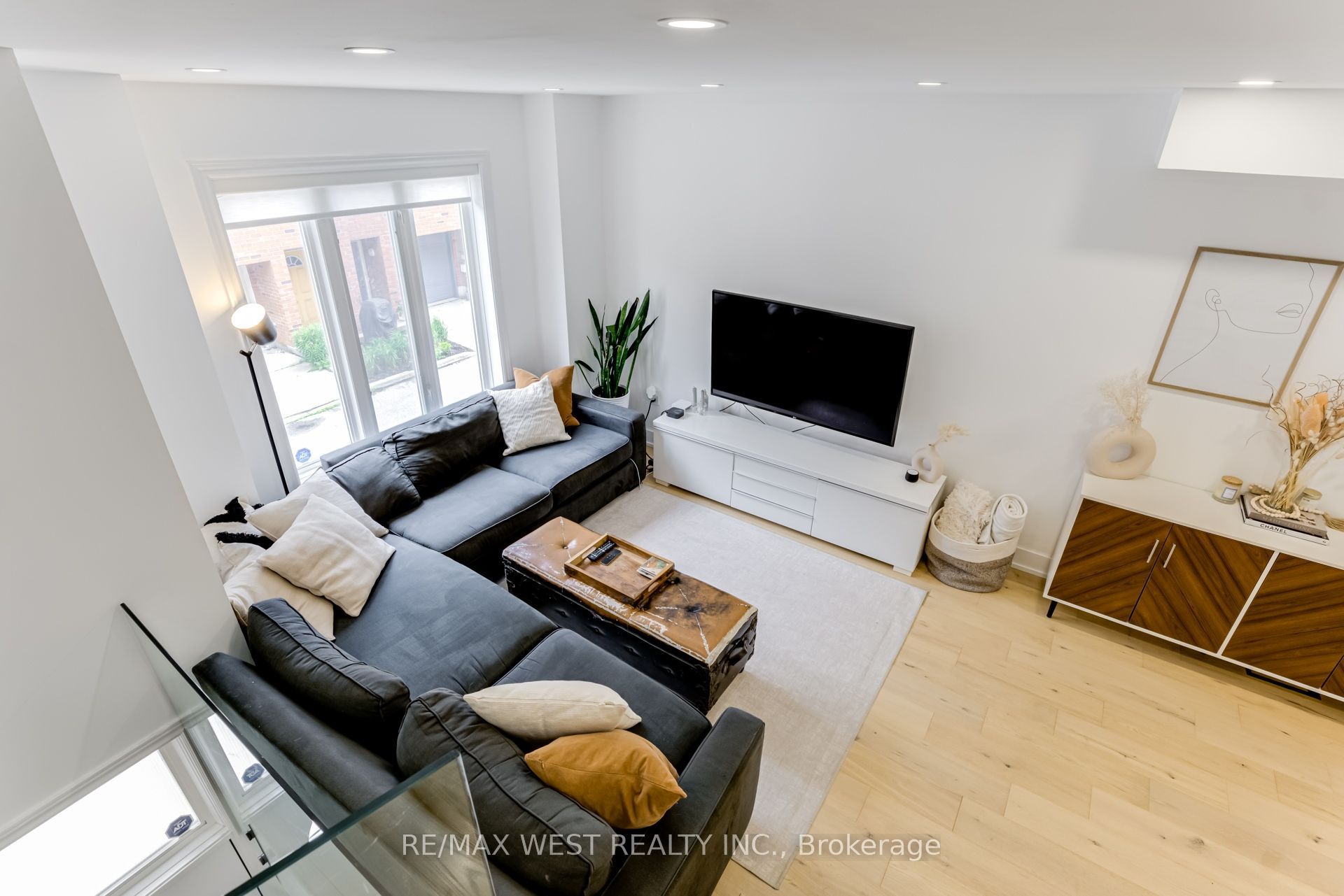 12 Grogan Mews, Toronto, ON M6G 4J9
