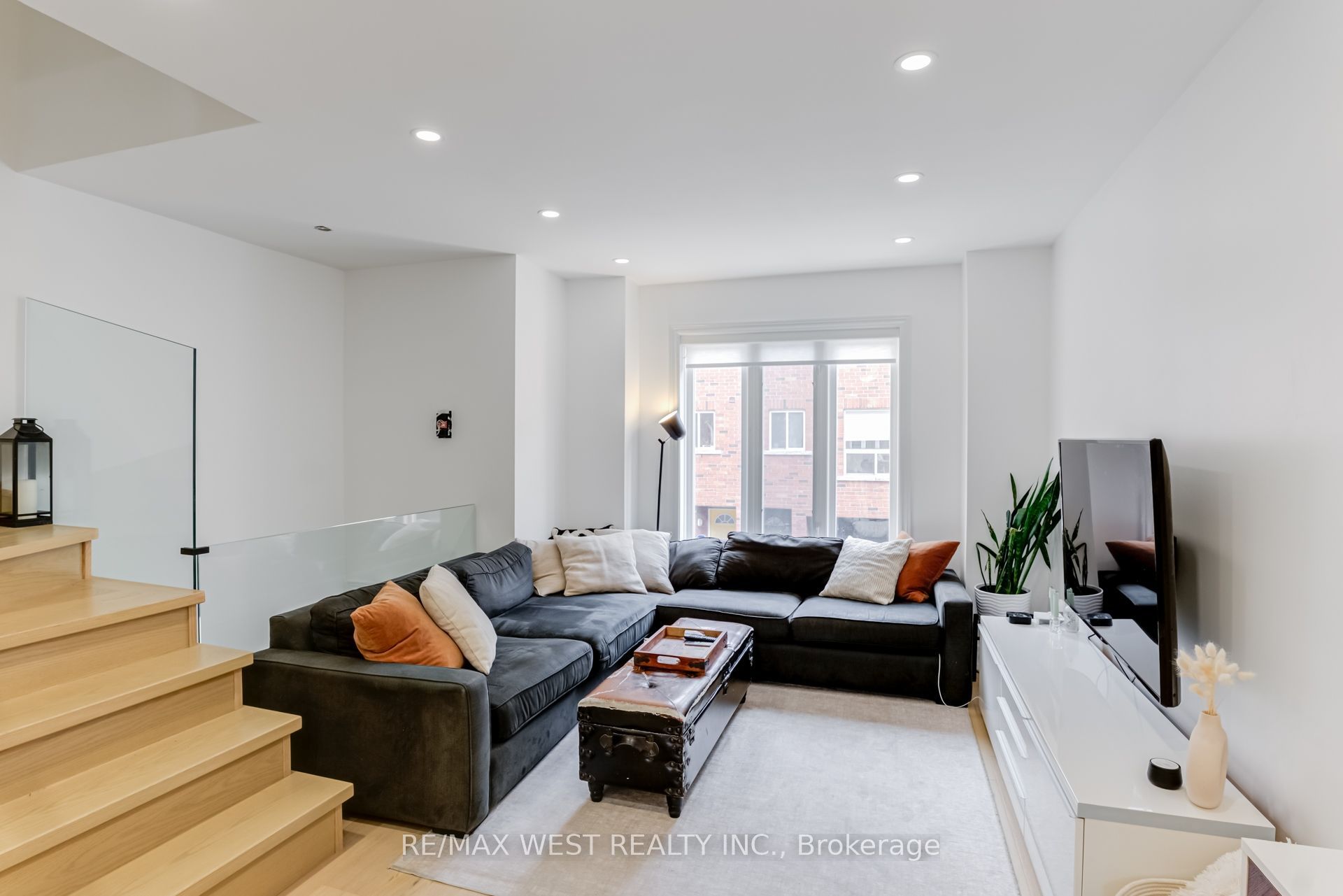 12 Grogan Mews, Toronto, ON M6G 4J9 photo 2