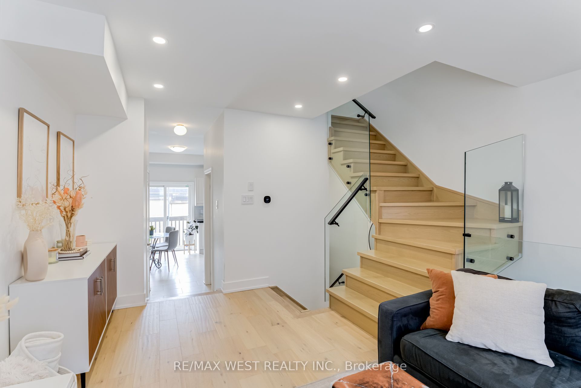12 Grogan Mews, Toronto, ON M6G 4J9 photo 3