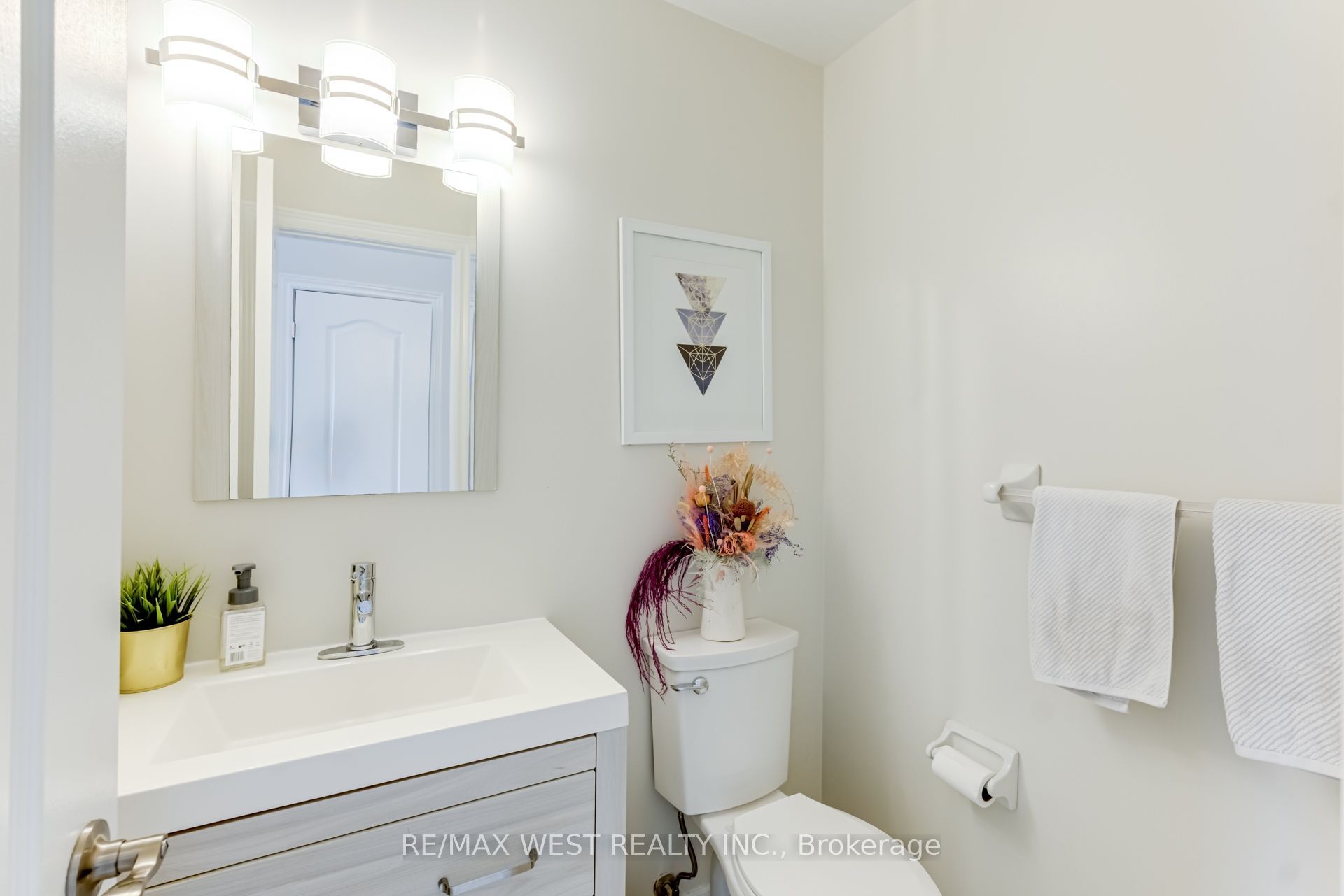 12 Grogan Mews, Toronto, ON M6G 4J9 photo 4