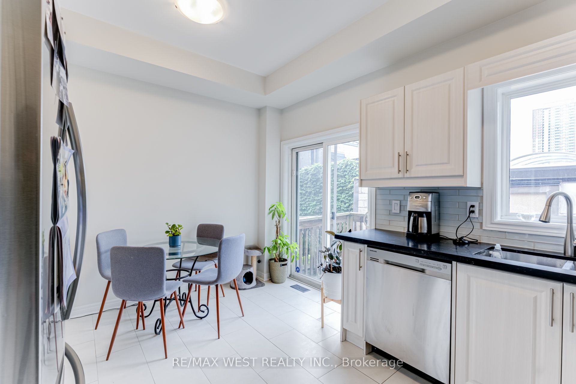 12 Grogan Mews, Toronto, ON M6G 4J9 photo 5