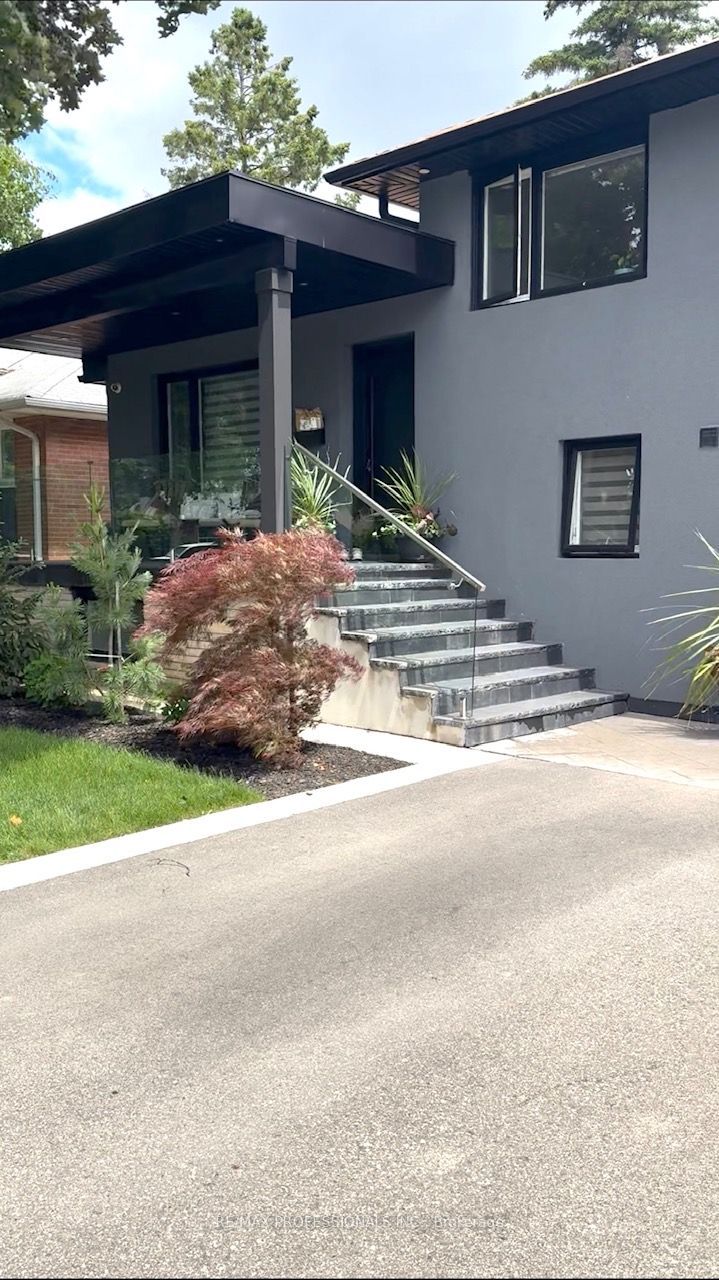 36 Mitre Place BSMT, Toronto, ON M9R 3C4