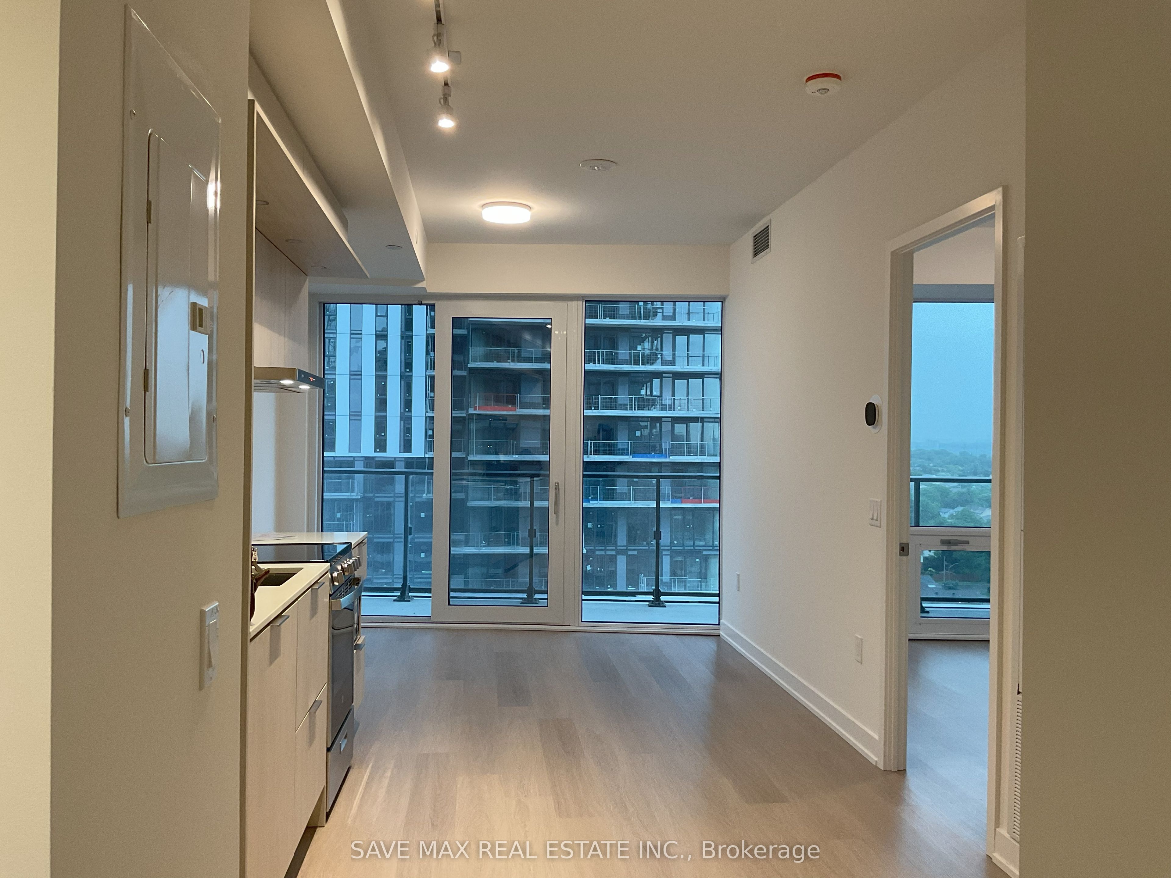 448 Burnhamthorpe Road W 1312, Mississauga, ON L5B 0R4 photo 4