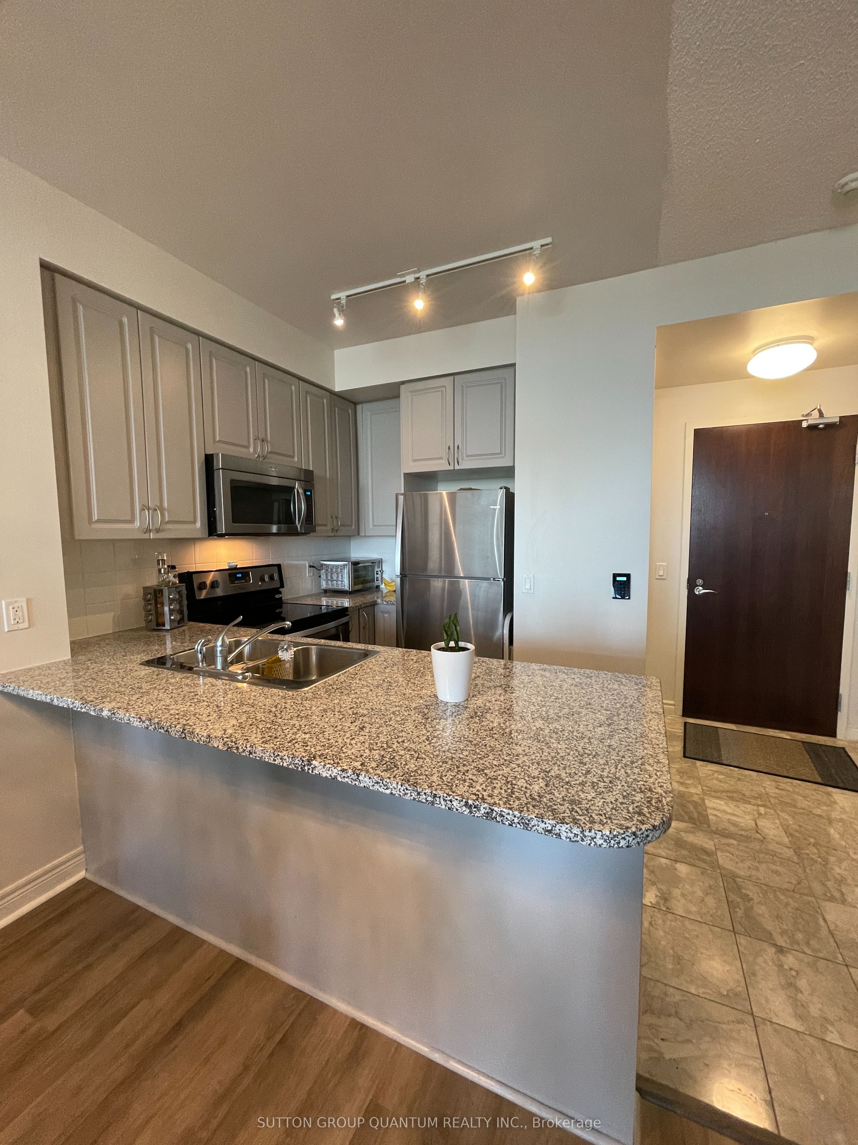 339 Rathburn Road W 2312, Mississauga, ON L5B 0K6 photo 3