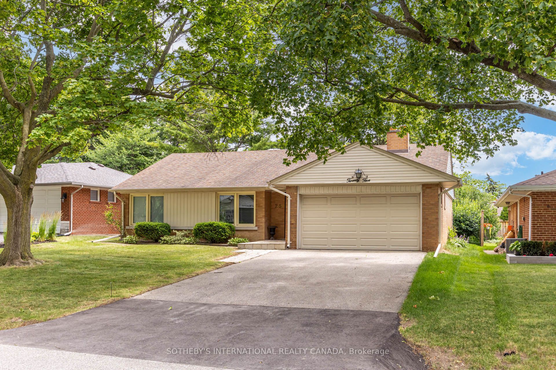 25 Abinger Crescent, Toronto, ON M9B 2Y4