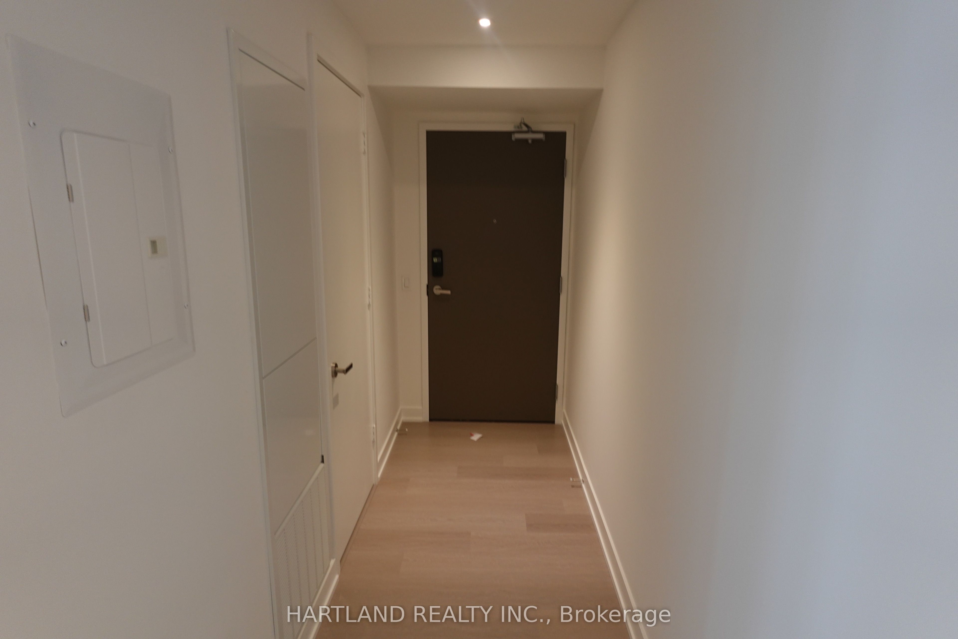 448 W Burnhamthorpe Road W 1801, Mississauga, ON L5B 0R4 photo 2