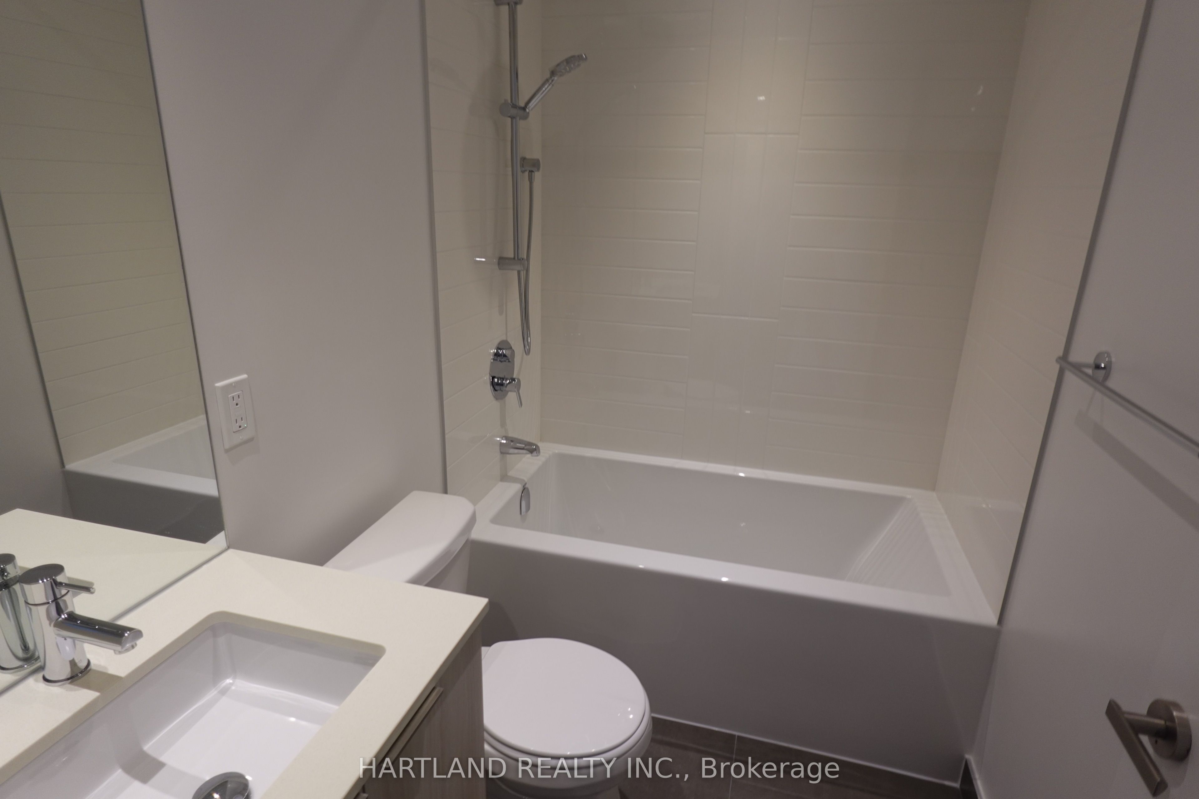 448 W Burnhamthorpe Road W 1801, Mississauga, ON L5B 0R4 photo 4