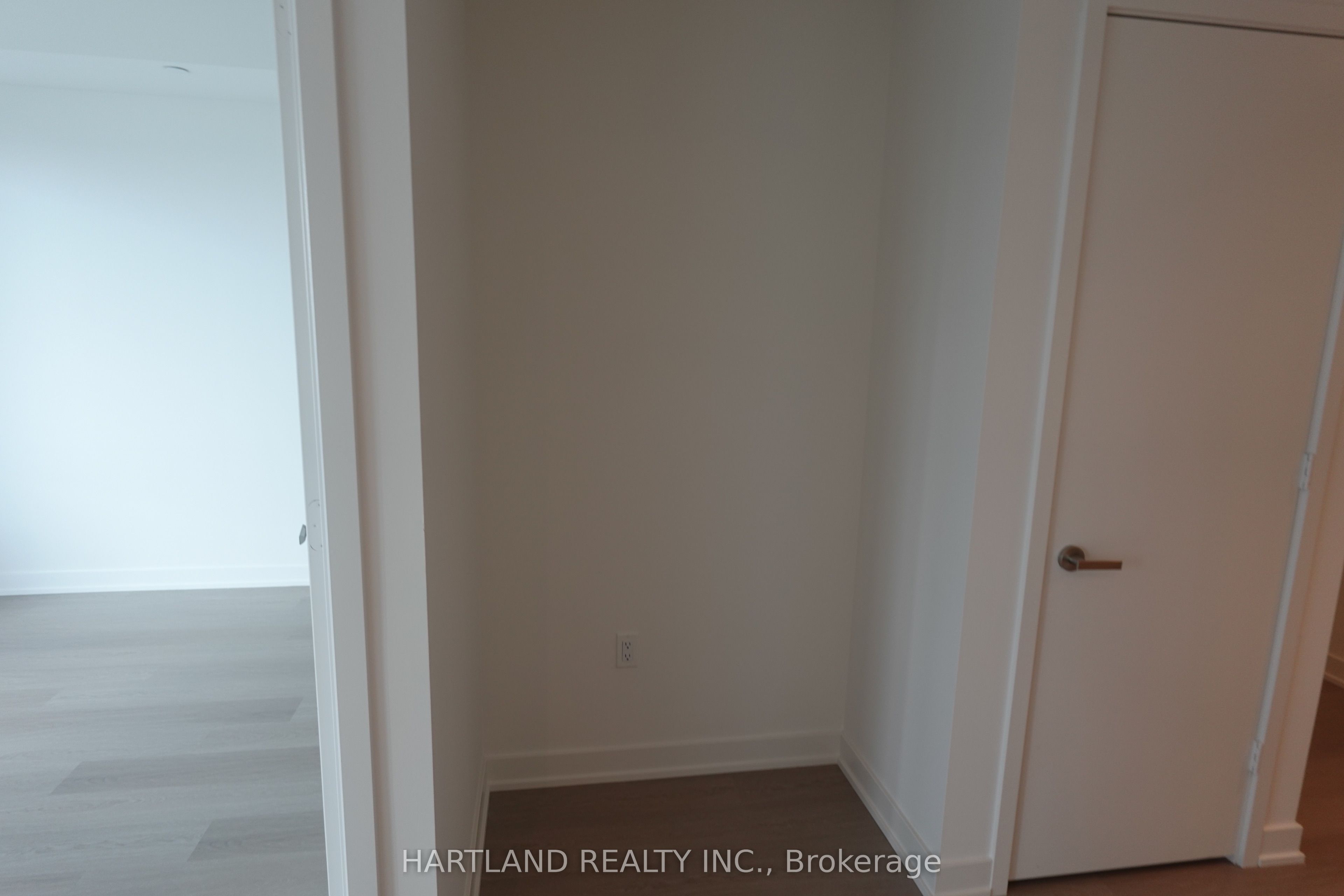 448 W Burnhamthorpe Road W 1801, Mississauga, ON L5B 0R4 photo 5
