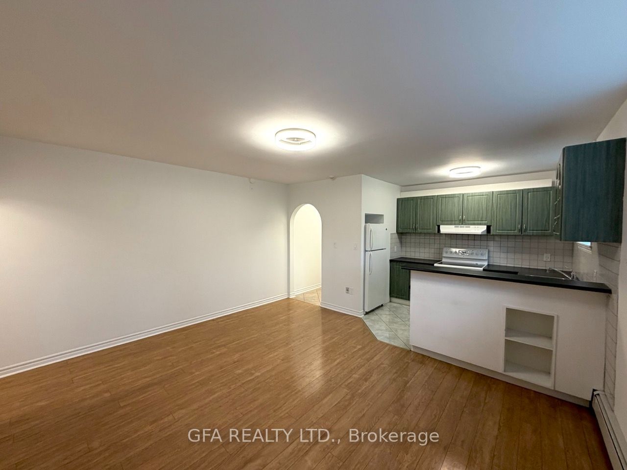 16 Arrowsmith Avenue B, Toronto, ON M6M 2W7 photo 2
