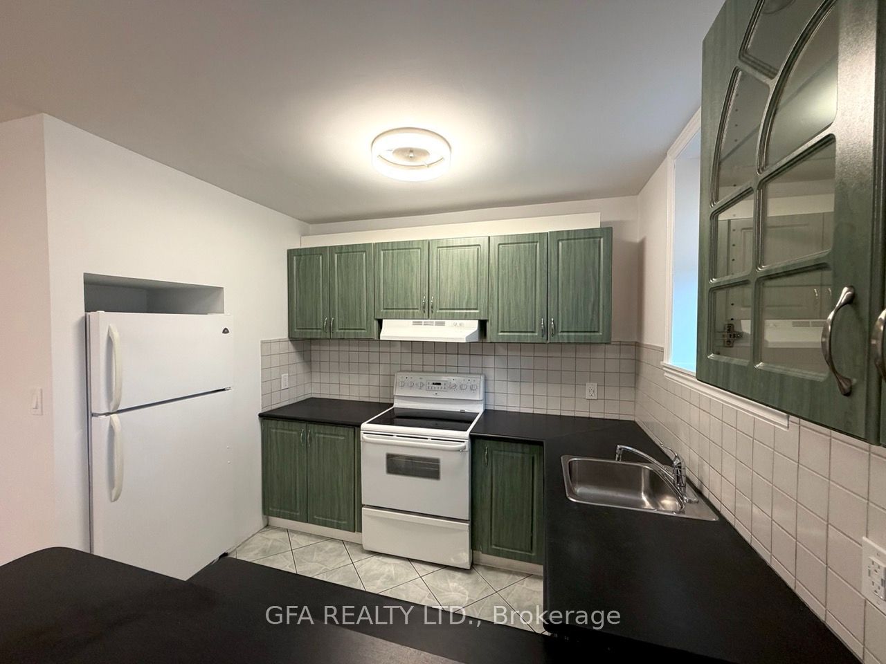 16 Arrowsmith Avenue B, Toronto, ON M6M 2W7 photo 3