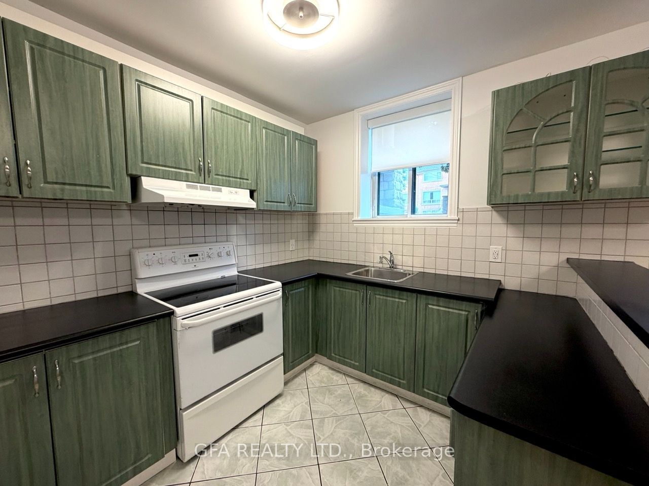 16 Arrowsmith Avenue B, Toronto, ON M6M 2W7 photo 4