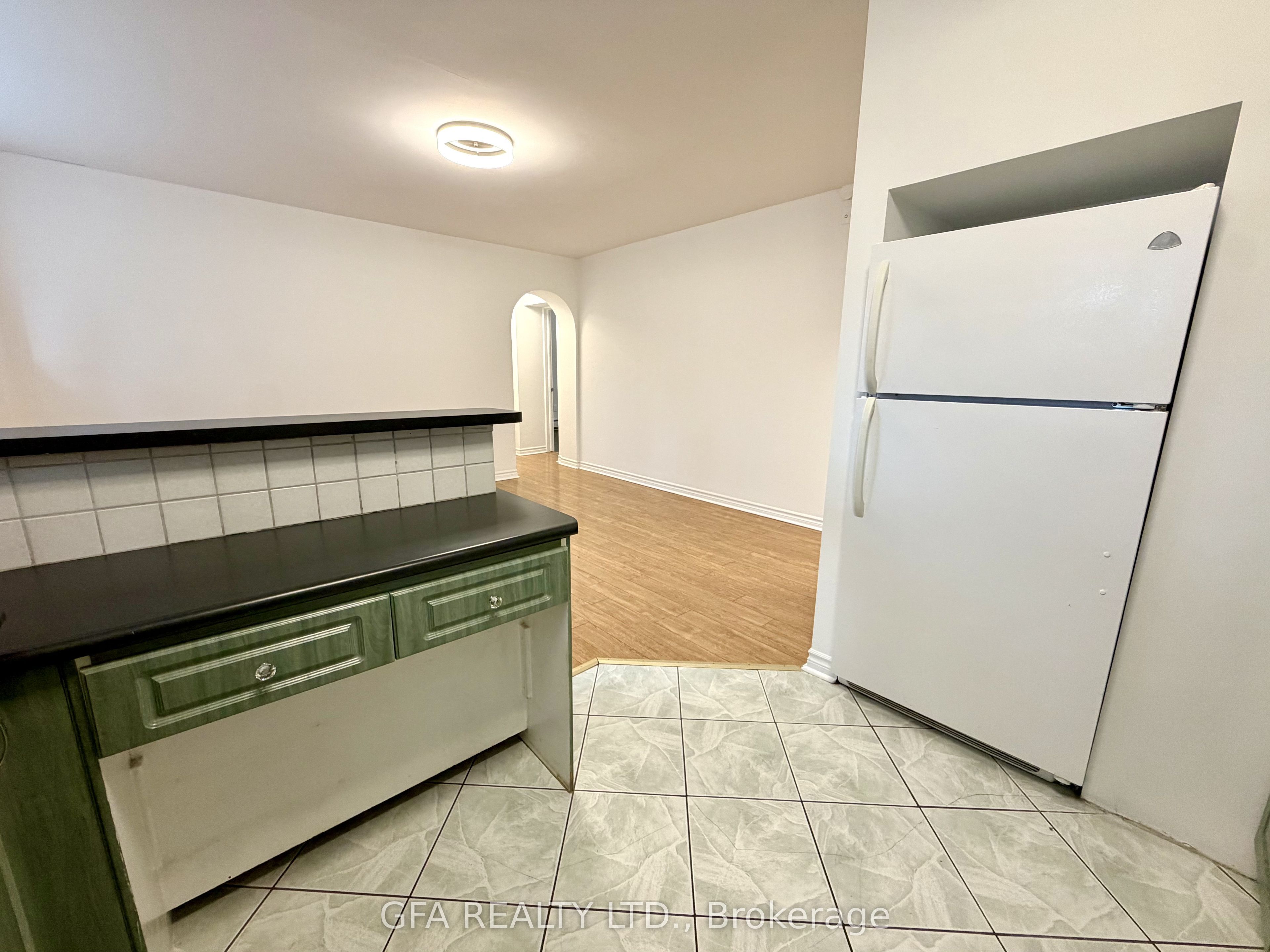 16 Arrowsmith Avenue B, Toronto, ON M6M 2W7 photo 5