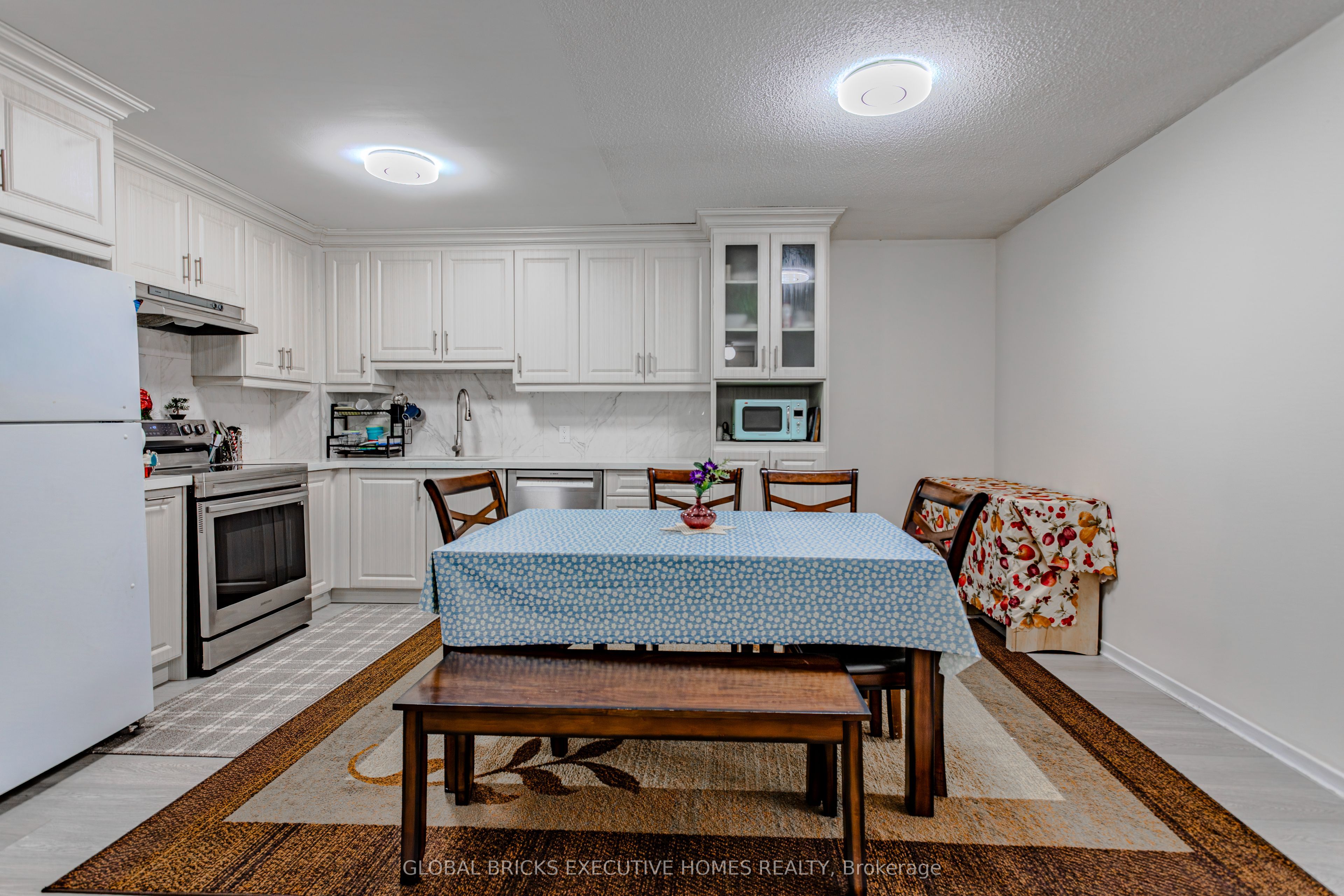 1275 Cornerbrook Place 102, Mississauga, ON L5C 3J3 photo 3