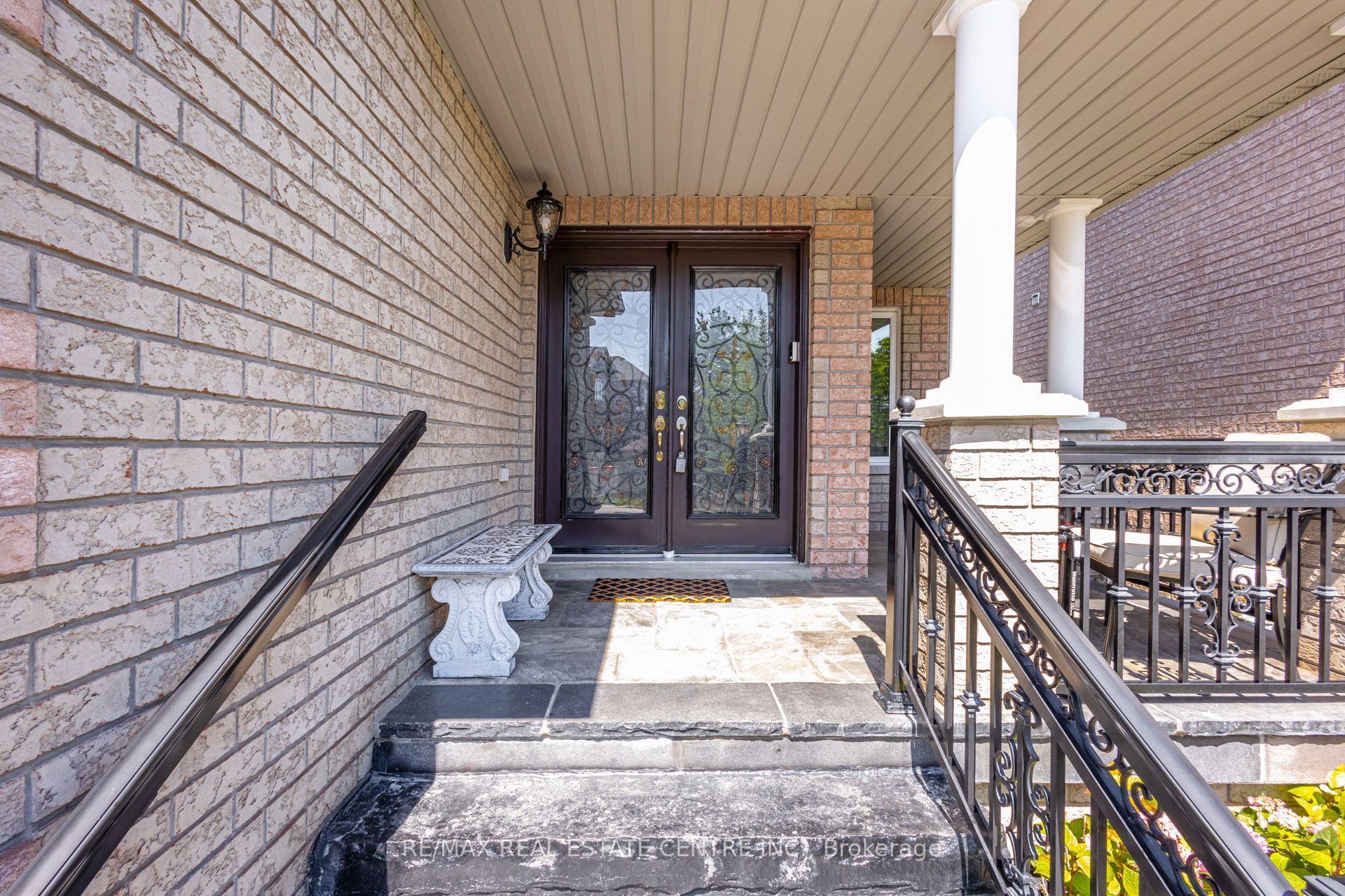 5588 Doctor Peddle Crescent, Mississauga, ON L5M 0K6 photo 2