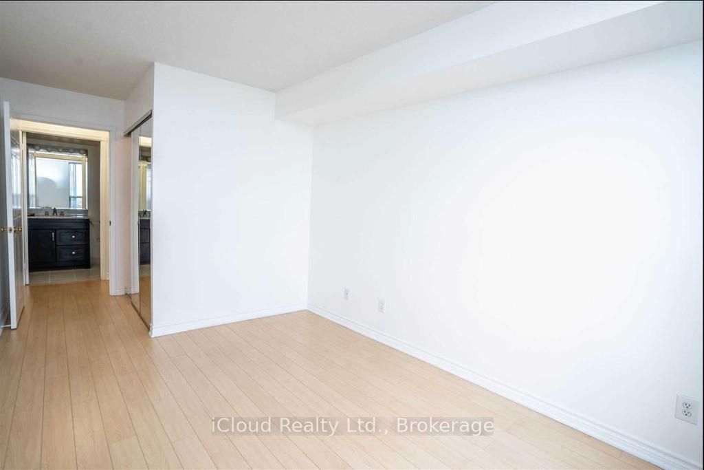 135 Hillcrest Avenue 906, Mississauga, ON L5B 4B1 photo 2