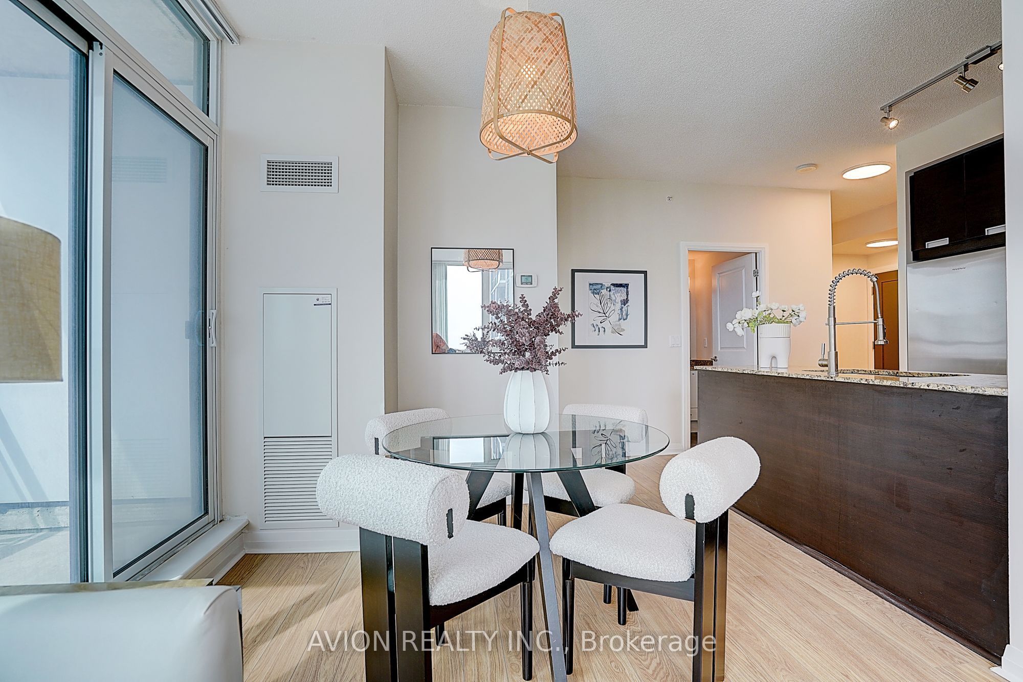 55 Eglinton Avenue W 1202, Mississauga, ON L5R 0E5 photo 4