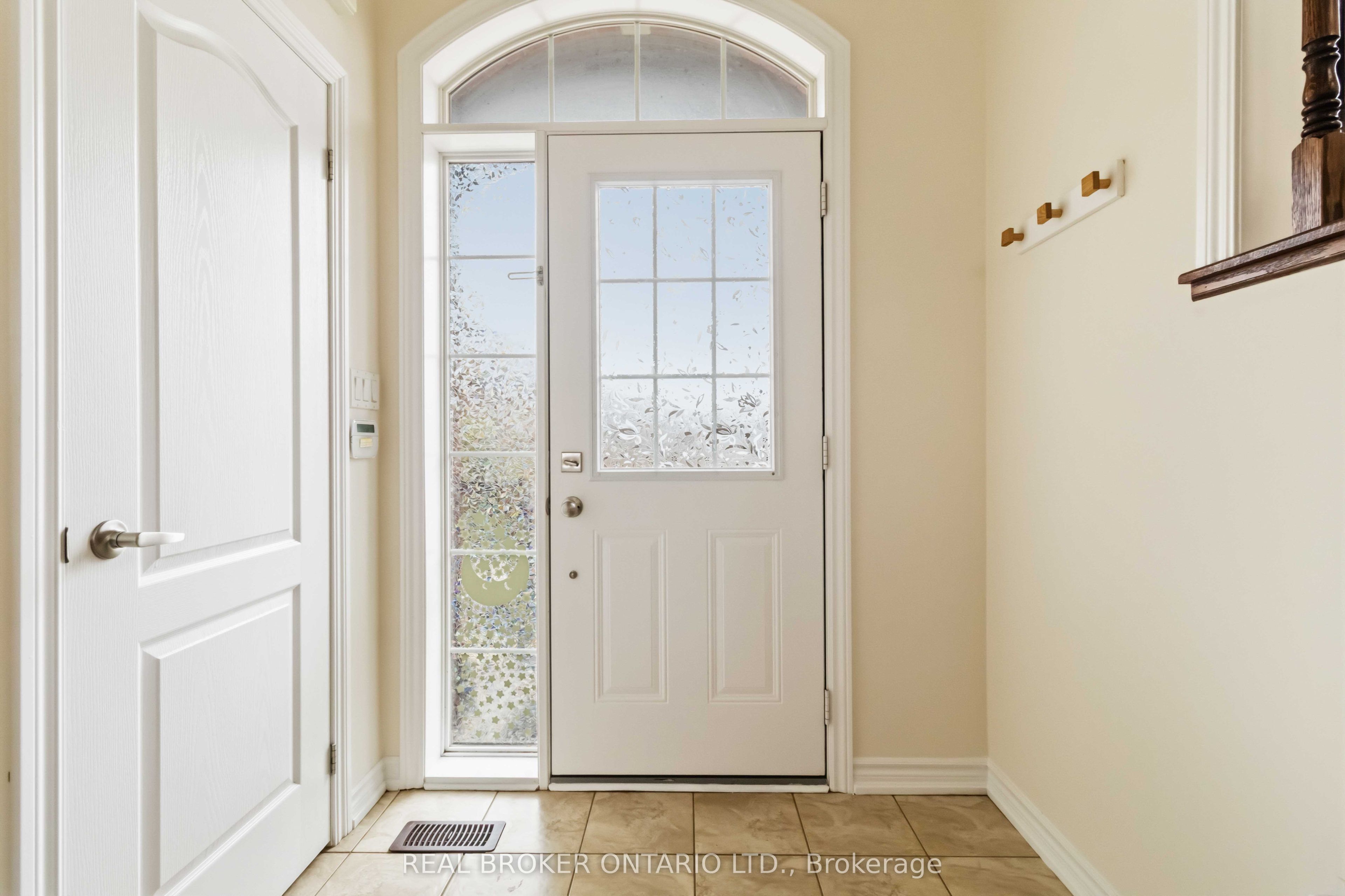 27 Mccartney Street MAIN, Toronto, ON M9M 0B8 photo 3