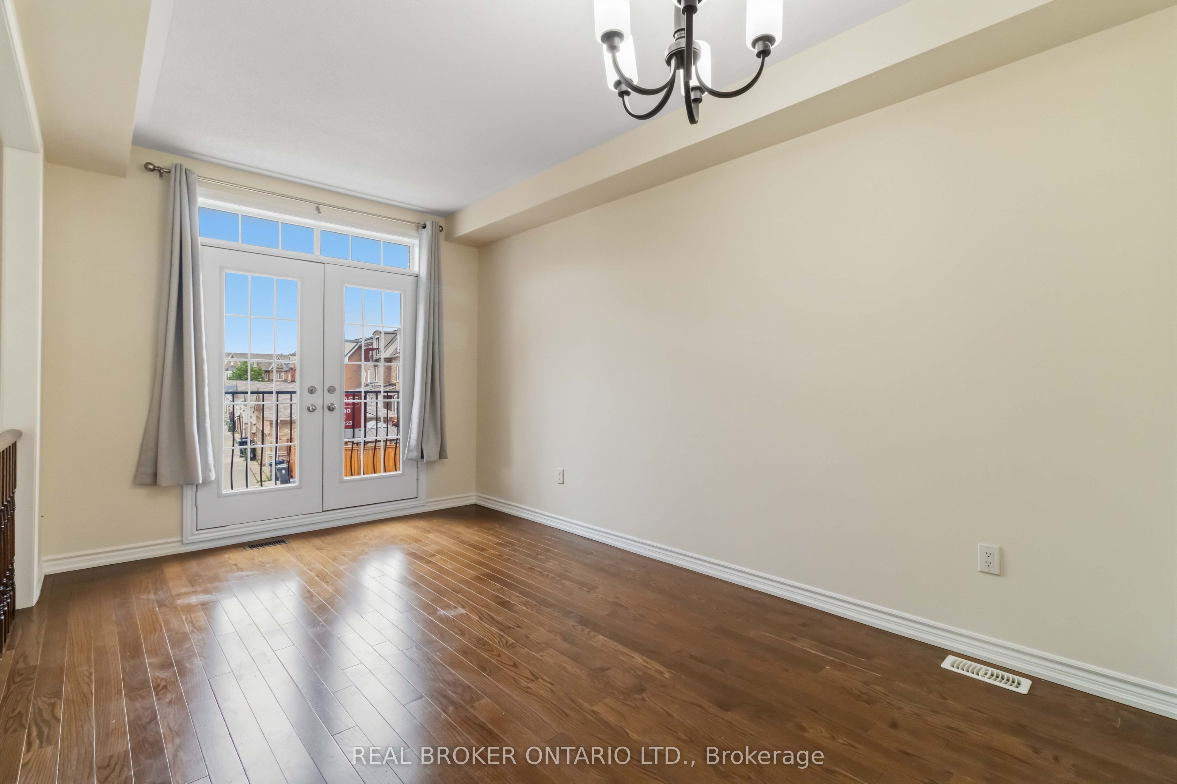 27 Mccartney Street MAIN, Toronto, ON M9M 0B8 photo 5