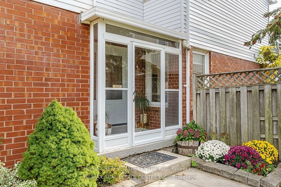2046 Glenada Crescent, Oakville, ON L6H 4M3 photo 3